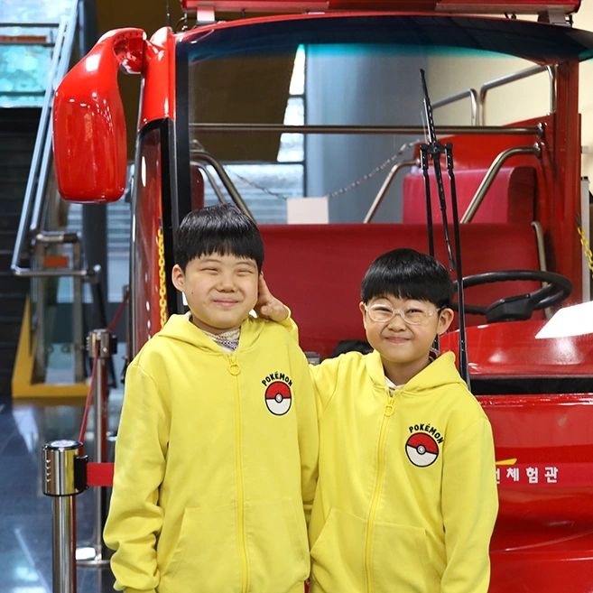 #광나루안전체험관 🚒🔥
드디어 다녀온 광나루안전체험관
거의 두달전부터 꽉 차있는 예약에 23일 겨우
예약해서 다녀왔는데 크리스마스라고
선물도 주시고!! 프로그램 너무 좋고 유익해서
뒷모습조차 신나있는 쪼꼬미들
설명도 재미있고 인자한 표정으로 아이들
좋아해주시는게 너무 감사했던 #소방관님들감사합니다 
실제 소방서에서 운영하는곳이라
제대로 배우고 제대로 체험할 수 있었던곳!!
소방관님들 덕분에 안전한 연말을 보낼수있어서
정말 감사합니다❤
-
#크리스마스일상
#광나루안전체험 
#안전체험
#재난안전교육