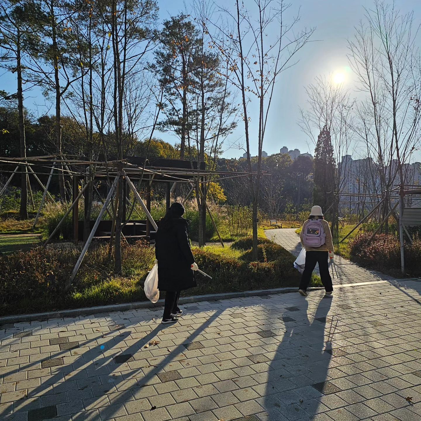 2023.11.18
우리 단지 플로깅 봉사🙂
입주민 언니들과 2시간동안 아파트 단지 돌며 쓰레기 줍줍🧹
생각보다 많은 봉지를 채워서 버림🤣
다음에 다른 입주민들 더 많이 모여서
다같이 줍줍했으면 좋겠다~