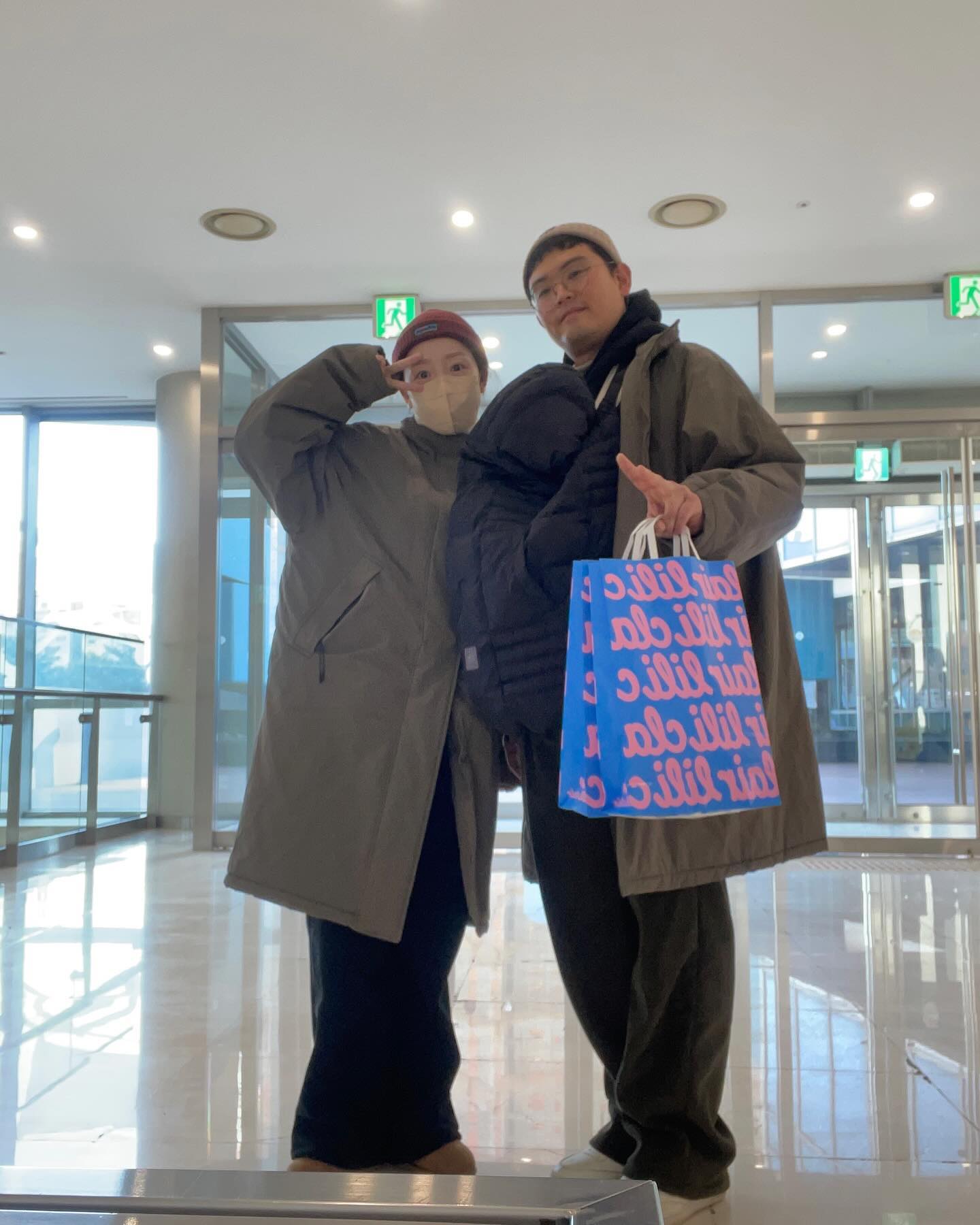 조카 클쑤마쓔 선물 사러간다는 핑계로 또 외출🤭 
슬슬 시동 걸다가 봄 되면 나 발바닥 땀나게 돌아댕길껴
울 아들 기대혀! 엄빠가 아주 재미난 사람들이란말이즤

그나저나 티니핑드레스 구하기 이렇게 힘들일?
크리스마스라고 티니핑옷 인기디자인이나 
잘나가는 사이즈는 다 품절😑

그러나 이 멋진 이모는 구했단다
그것도 우리 공주병 조카들 조아하는 
핑크랑 퍼플로다가🩷💜
내일 리액션 기대해볼게😉

#크리스마스선물 #아기랑외출 #부부일상 
#부부그램 #둥디부부 #커플룩 #커플시밀러룩 
#가족나들이 #육아맘 #육아파파 #신혼부부