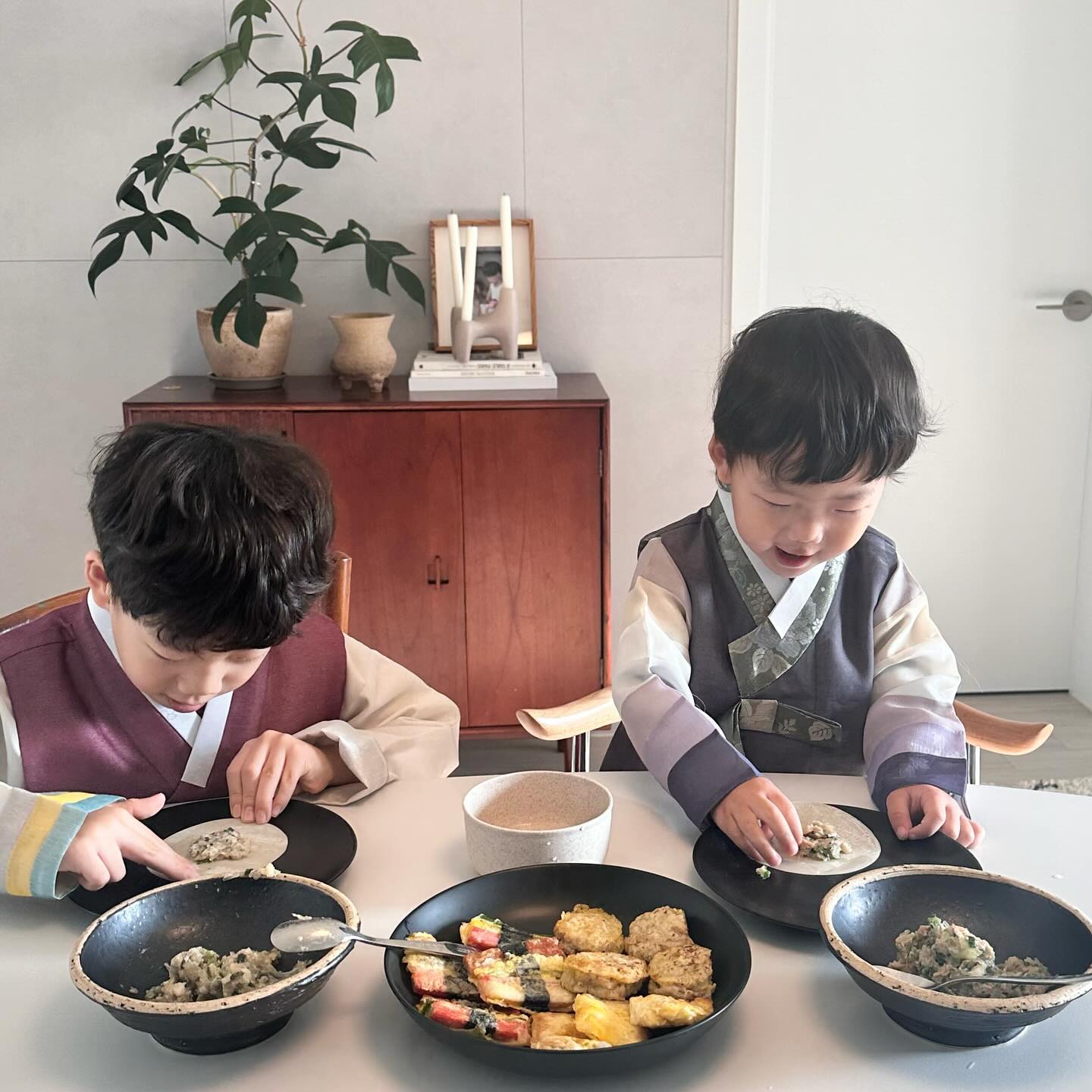단 단 설 날.

어젯밤 엄마빠는 맥주마시며 스탠딩바 마냥 전부쳐 먹고 
아침은 단단이들이 직접 만든 만두로 만둣국 
이제 슬슬 할머니댁으로 가보자아🤍

#즐거운명절보내세요