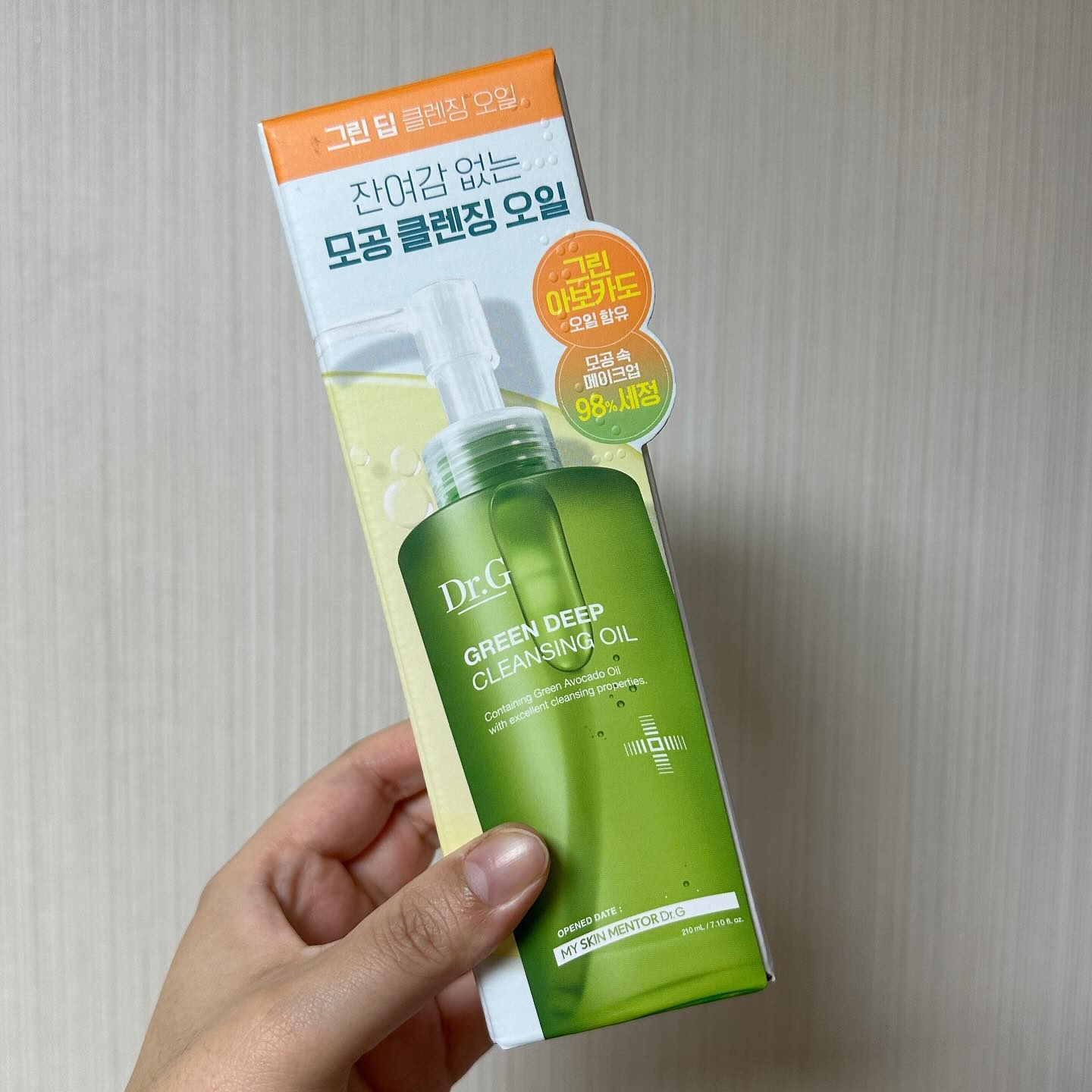 #닥터지 #닥터지그린딥클렌징오일체험단 #닥터지신제품 #그린딥클렌징오일 #클렌징오일 #클렌징오일추천 #뷰티그램 

환절기 접어들면서 피부도 빠이빠이..
기존에 쓰던거 아무것도 맞지 않아 난리부르스🥲

그 중에 하나 인 클렌징오일,, 
너무 무거웠던걸까.. 왜 피지 하나 뽑아주지 못할까 할때 만난 
🥑닥터지 그린 딥 클렌징오일🥑

아보카도 오일은 처음인데 물제형도 처음 
모든게 처음이지만 효과는 무슨일이야

왕모공답게 피지도 차암 많고 많은데 
바르고 문지르면 우수수.. 
( 사진은 차마 찍을수가 없었어요 우리의 눈은 소중하잖아요.. 🫣 )

게다가 마무리감은 산뜻! 
항상 클렌징오일 세안 하고 나면 뭔가 남아있는 듯한 느낌이 있는데
이건 딱 그런게 없어요 !

왕모공이라 모공메이크업 정말 열심히 하고 그만큼 지울때도 열심히 지우는데
다른 브러쉬 안쓰고 문질러도 잘 지워져서 만족😊

물제형이라 문지르다가 팔에서 주르륵 흐르는거 말곤 대부분 만족합니다🥰