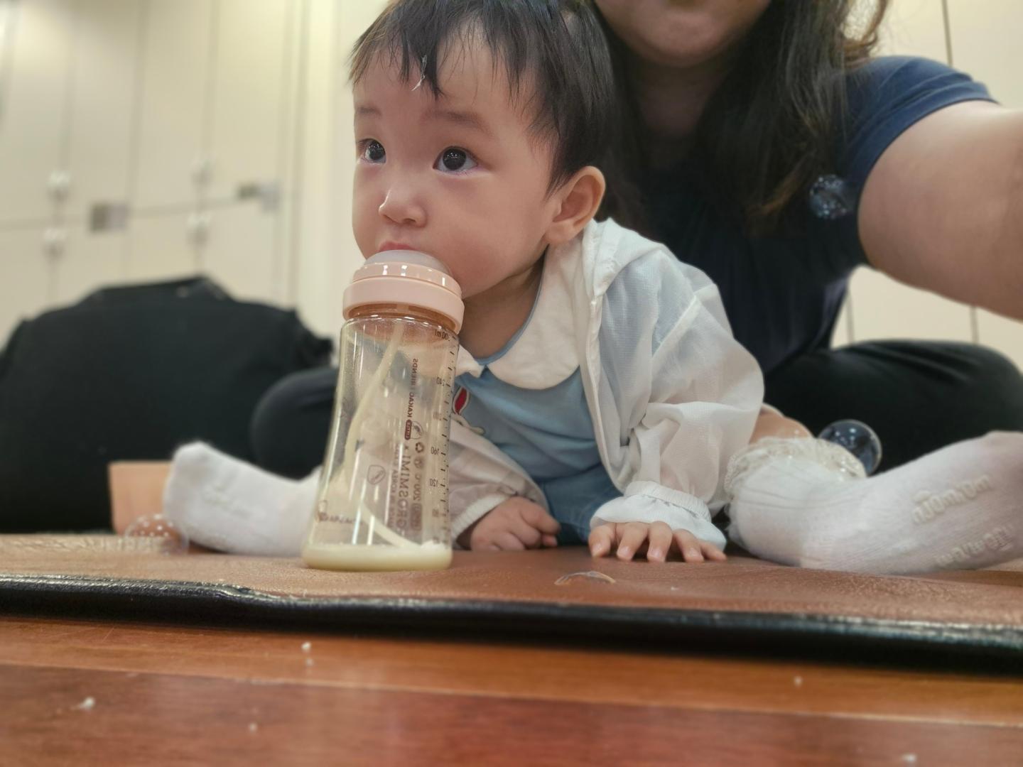 문센에서 요가하면서 분유먹는 아기
그 와중에 비누방울에 눈 못떼지ㅋㅋ
