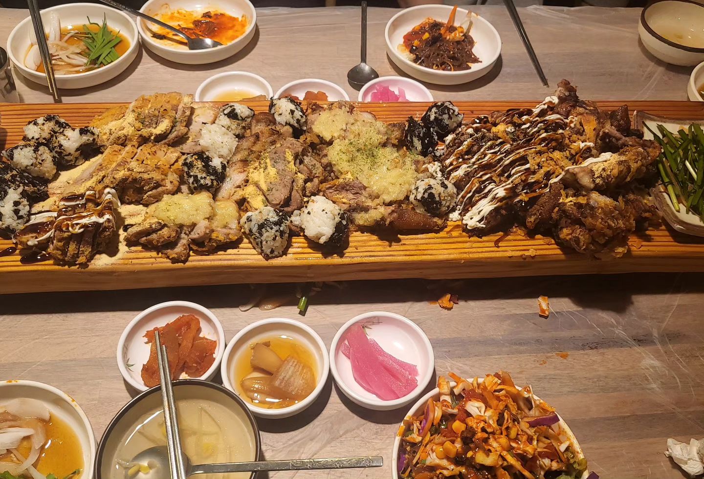 숨어 있는 강릉 임당동 튀김족발, 보쌈 전문 #강릉가자

강릉 거주 중인 군대 동기 동생들에게 추천받아 방문한 가게.
튀김족발, 보쌈을 전문으로 파는 곳으로 
직접 사장님이 손수 토치로 불쇼도 해주시는 곳입니다.

도마에 한 가득, 튀김 족발과 보쌈을 쌓아놓고 먹을 수 있는 곳. 
맛은 기본인 후라이드, 마늘, 데리아끼, 매운, 파 5가지 중에 고를 수 있습니다. 

맛 자체가 그렇게 기름지지 않고 단백한 맛이 생각보다 강해서 인상적이었던 것 같습니다. 

족발은 말 그대로 뼈가 있는 구성이기 때문에, 뼈 바르는걸 싫어하신다면 보쌈으로 가시는걸 추천드립니다.
(스페셜은 주먹밥과 막국수가 나옵니다)

가족끼리 와도 좋고, 연인들끼리 와서 수다 떨며 먹기 좋은 곳 같습니다. (인테리어가 식당 치곤 잘 꾸며놓은 느낌이 들었습니다. 약간.. DJ카페 같은..)

🍖 강릉 임당동 강릉가자 
🚩 강원 강릉시 문화의 길 3 1층(임당동)[ 3월 30일 이후 확장 이전 예정]
⏳️ 매일 15:00 ~ 23:30

#튀김보쌈 #튀김족발 #임당동맛집 #임당동 #강릉임당동 #튀김족발🍖 #강릉가자족발 #강릉보쌈 #天ぷら豚足 #friedjokbal #jokbal #friedbossam #bossam🐷 #foodie #meat #kr