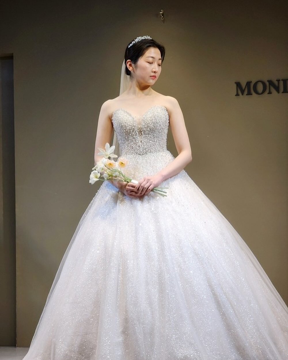 #모니카블랑쉬 #대구모니카블랑쉬 

드레스피팅 2일차
비즈 실크 적절히 반반 섞어입어봄

#드레스피팅 #드레스투어 #실크드레스 #비즈드레스 #대구웨딩드레스 #대구웨딩샵