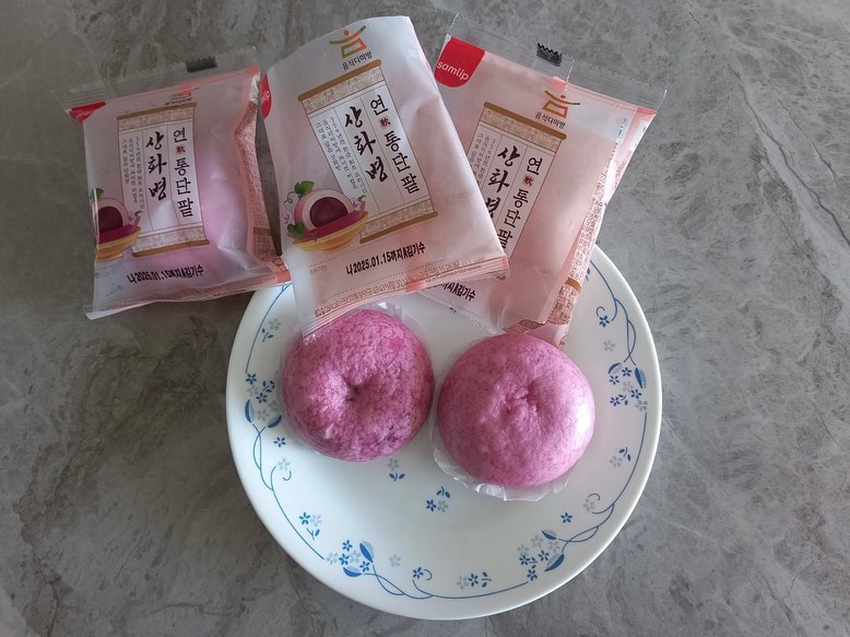 냉동 호빵인데 포장도 낱개로 깔끔하게 되어있어 선물용으로도 좋을것같은!
전자레인지에 살짝 데우기만 하면 촉촉하고 따뜻한 호빵을 집에서 맛봉수 있어요🩷
통팥이 씹혀서 식감도 좋고! 너무 달지 않아서 간식으로 딱😚

#협찬 #광고 #호빵 #삼립 #쿠팡호빵 #호빵선물 #상화병 #삼립호빵 #대전 #flf #food #먹스타그램 #먹부림 #먹스타맞팔 #먹팔 #follow