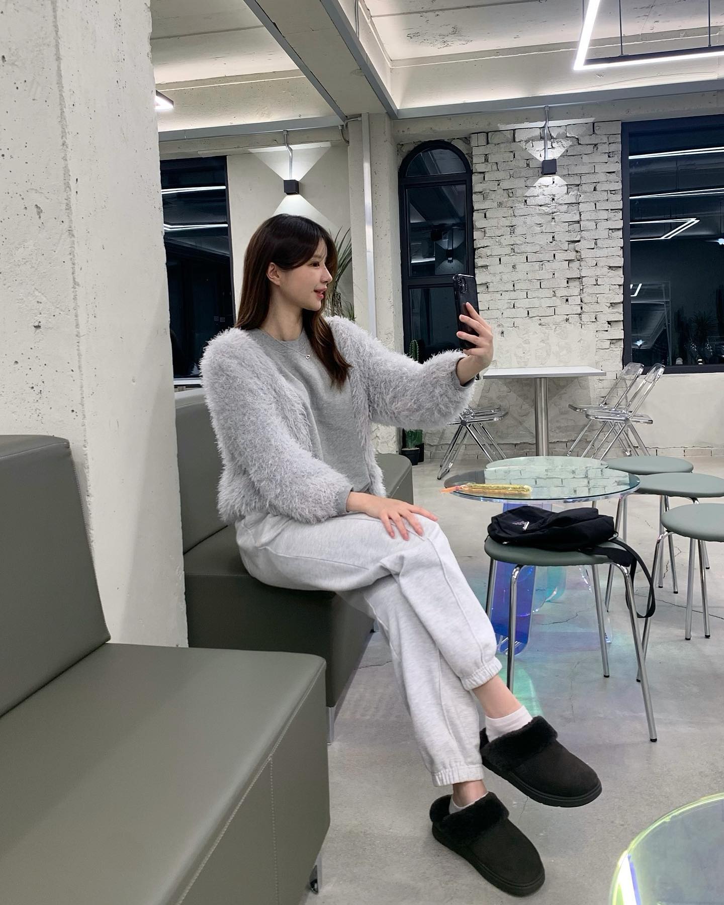 넘 귀여운 털슬리퍼 신고🩶 올겨울 뜨끈하게☃️

#FitflopFriends #핏플랍프렌즈 #핏플랍GenFF #핏플랍털슬리퍼