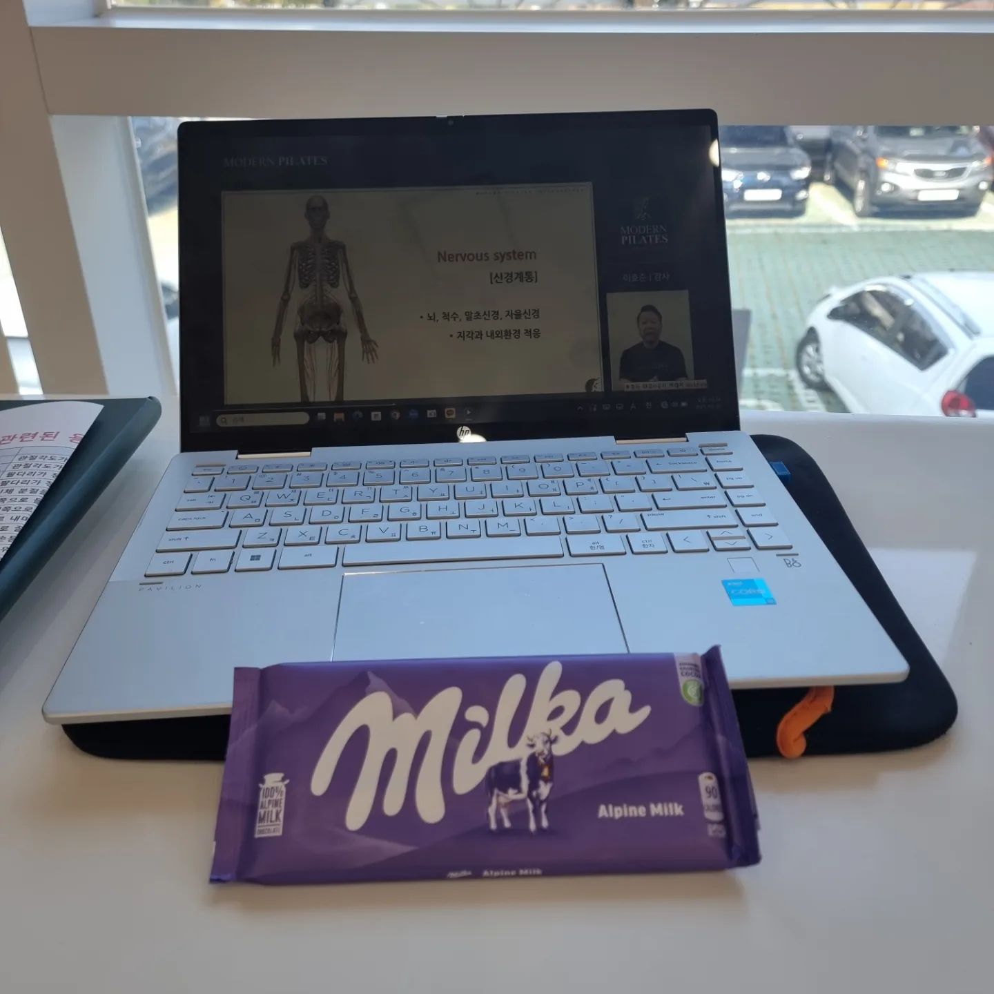 도서관에서 공부 중
원장님 주신 초콜릿 🍫 💕 
먹으면서 ㅎㅎ
근데 자꾸 눈이 감겨ㅜㅜ