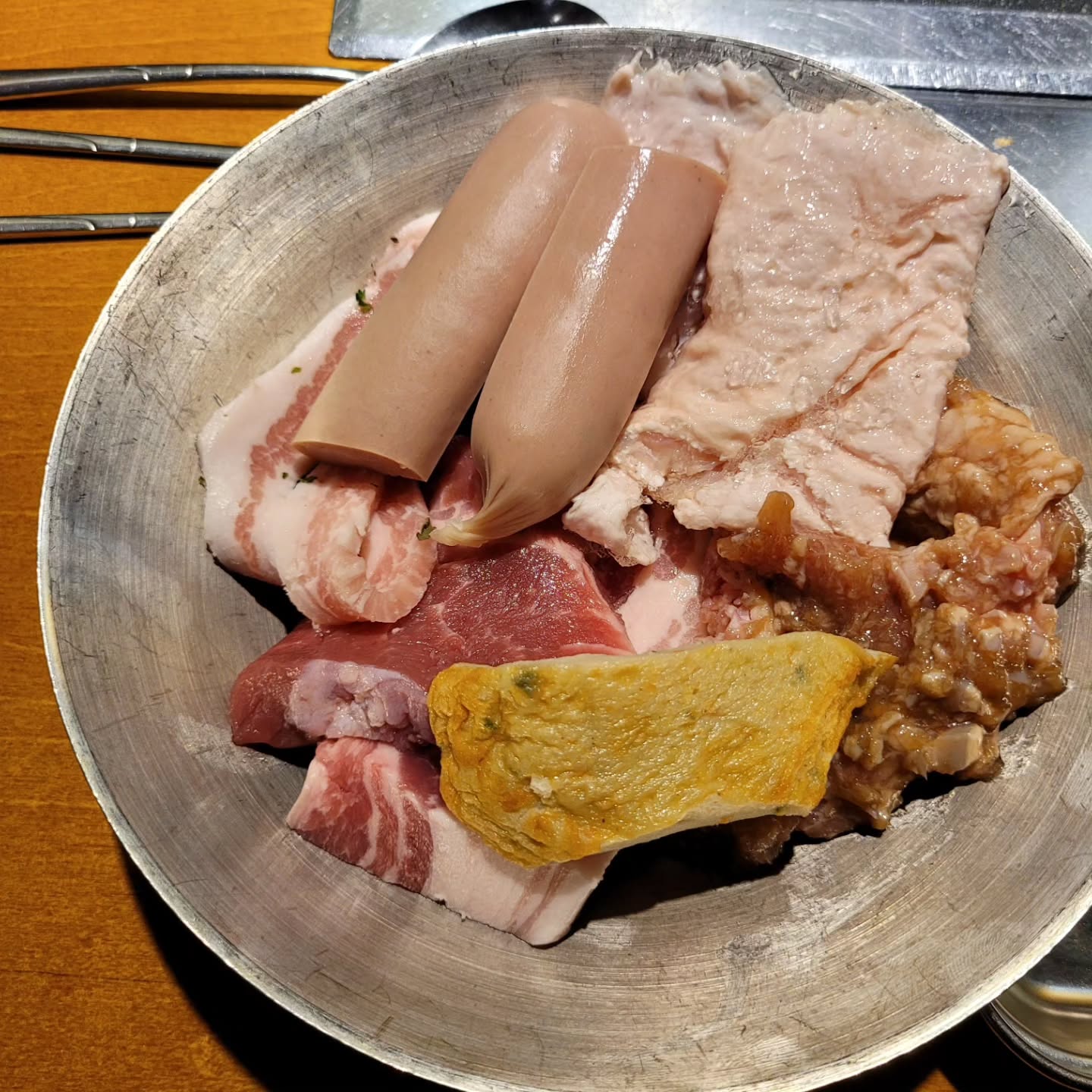 주말 저녁 시간에 복현동 고기집 포크팬에 다녀왔어요.
생목살부터 생삼겹살, 오돌갈비, 훈제오리, 양념삼겹갈비, 항정살, 생막창, 우삼겹, 구워먹는 만두, 수제소세지, 구워먹는 어묵까지~ 다양한 고기들이 있어요.
무엇보다 고기맛이 대박 맛있더라고요~
사이드메뉴로는 베이컨 크림 파스타와 어묵탕, 매콜쫄면, 된장찌개, 떡뽁이, 라면 등을 무제한으로 이용할수도 있더라고요.
지금까지 다녀와본 대구 고기뷔페중에서 가장 좋았습니다!
기회가 된다면 꼭! 한번 방문해보시길 추천드려봅니다.
후회없으리라고 제가 보장합니다! 
거기다 오픈 8주년을 기념하여 소주 무제한 공짜 + 소갈비살100g이라는 파격 이벤트를 10월 31일까지 진행하고 있으니 지금 타이밍에 말이죠~~

#복현동고기집 #포크팬 #대구고기뷔페