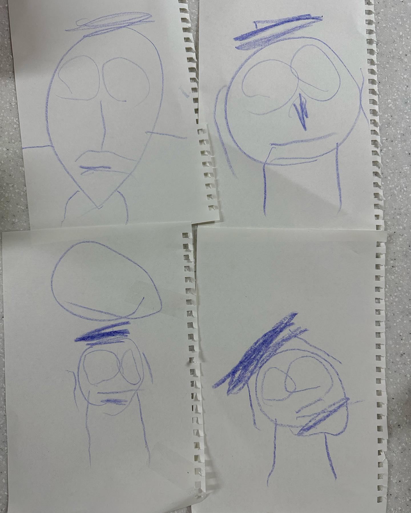다은이가 그려준 가족그림 
갑자기 감성터져서 마음이 찡-
요즘 말도 너무 예쁘게하고 생각치도 못한 말과 행동으로 감동받는 중 ❤️

#누가누구일까#두족화#도치맘#내년에유치원이라니#4살인가3살인가