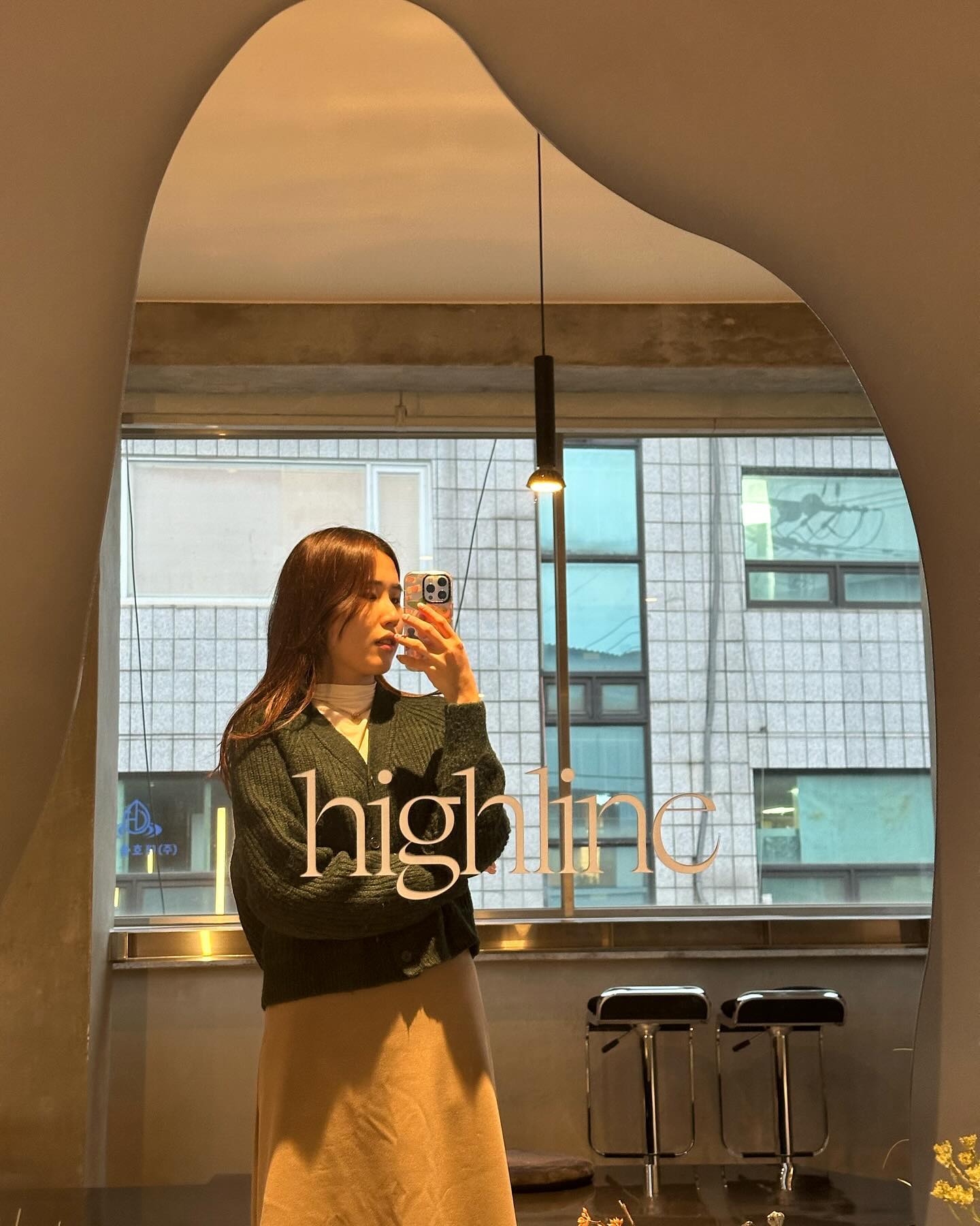 #카페 
#highline 
.
.
성수동 감성카페 #하이라인 
.
감각적인 공간과 함께 크림커피를 즐길 수 있는 공간🖤
초당옥수수커피와 크림커피부터, 다양하고 맛있는 디저트까지
.
사이사이 모든 곳이 포토존이며 감각적인 오브제까지 모두 있는 공간
.
.
#성수 #성수동카페 #성수카페 #성수동핫플레이스