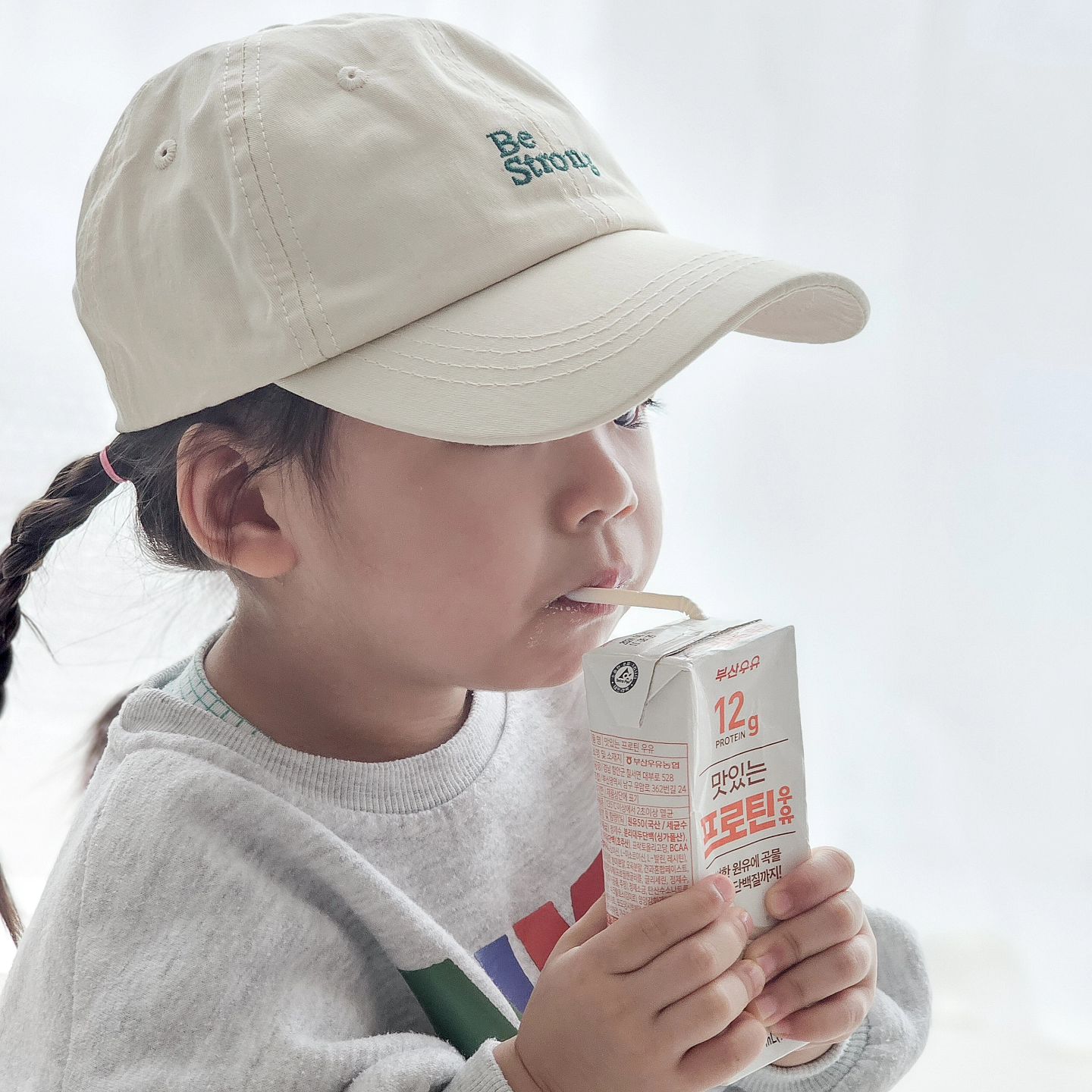 제품제공

우유러버 하윤이가 요즘 가장 잘 먹는
부산우유 멸균프로틴우유🫶

아직도 아침, 저녁으로 우유를 꼭 찾아
집에 절대 떨어뜨리지 않는게 우유인데
부산우유 멸균프로틴우유로
좀 더 건강하게 간식 챙기고 있어요

국내산 1등급 원유를 사용한건 기본이고
달걀 2개 분량의 프로틴 12g이 들어있으니
더 건강한 느낌이라 좋더라구요.ᐟ
근육 합성에 필요한 필수 아미노산까지
빠지지 않고 들어가 있으니
온 가족이 나눠 먹기 좋은 건강간식이랍니다🤭

무균팩이라 오래 두고 먹기도 좋고
하나만 구매해도 무료배송이라
더 부담없이 먹기 좋은
부산우유 멸균트로틴우유 완전 추천해요😘
⠀
⠀
busanmilk_official
⠀
⠀
#프로틴우유 #단백질우유 #프로틴우유추천 #부산우유 #부산우유프로틴우유 #간식 #간식추천