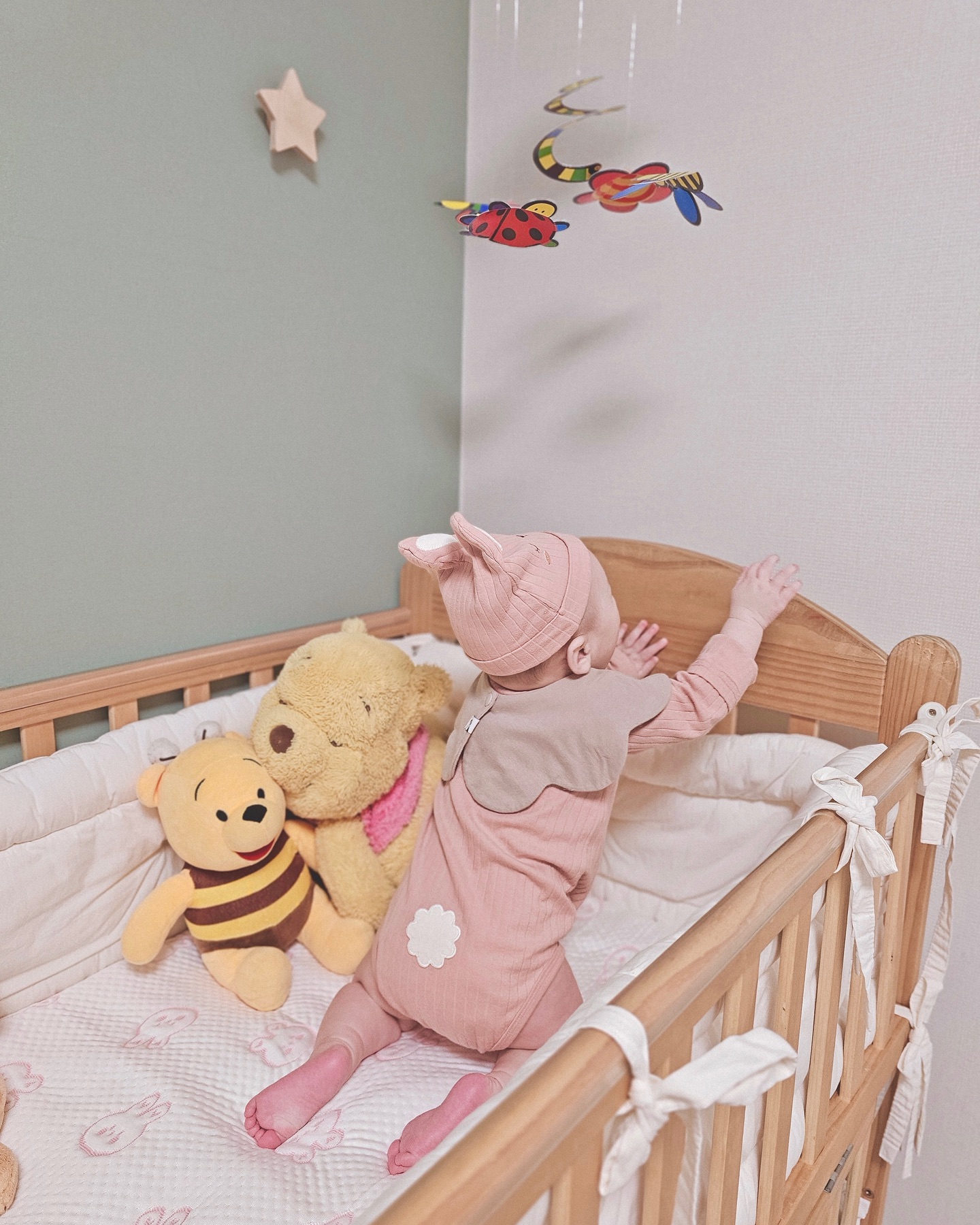 -

우리 애기 아기침대 졸업한 이유 ✨

5개월 중반 부터 네발기기 시작하면서
밤잠 잘 때도 침대 난간 잡고 빼꼼 ꕤ

대근욱 발달이 빠른 편이라 서둘러 침대 업그레이드 🛏️

아가야 천천히 자라쟈 너무 아쉬워 ㅠㅠ

-
-