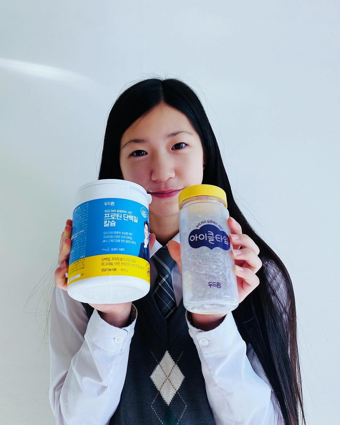 -
-
하루 한 잔으로 성장 가득!! 아이클타임
-
뿌뿌가 좋아하는 미숫가루 맛으로 맛있게 먹을 수 있어서 좋고,
단백질의 명가 듀폰사의 분리대두단백을 사용해서 
믿을 수 있어서 선택했어요🥰
근육과 뼈 건강을 위한 칼. 마. 디는 필수!!
🫶🏻유당을 제거한 분리유청 단백질이라 
배탈 없이 소화 흡수도 빠르겠네요.😝
아직 작은 우리 뿌뿌 이 제품 꾸준히 먹고 키 좀 많이 컸으면🙏🏻
-
-
#유료광고 #어린이단백질 #어린이프로틴 #아이클타임단백질 
#아이클타임 #청소년영양제 #맛있는단백질 #프리미엄초유
#산양유단백질 #성장영양제추천 #yoonppoo #중딩맘 #키크자그램
-
✅ drinae_official