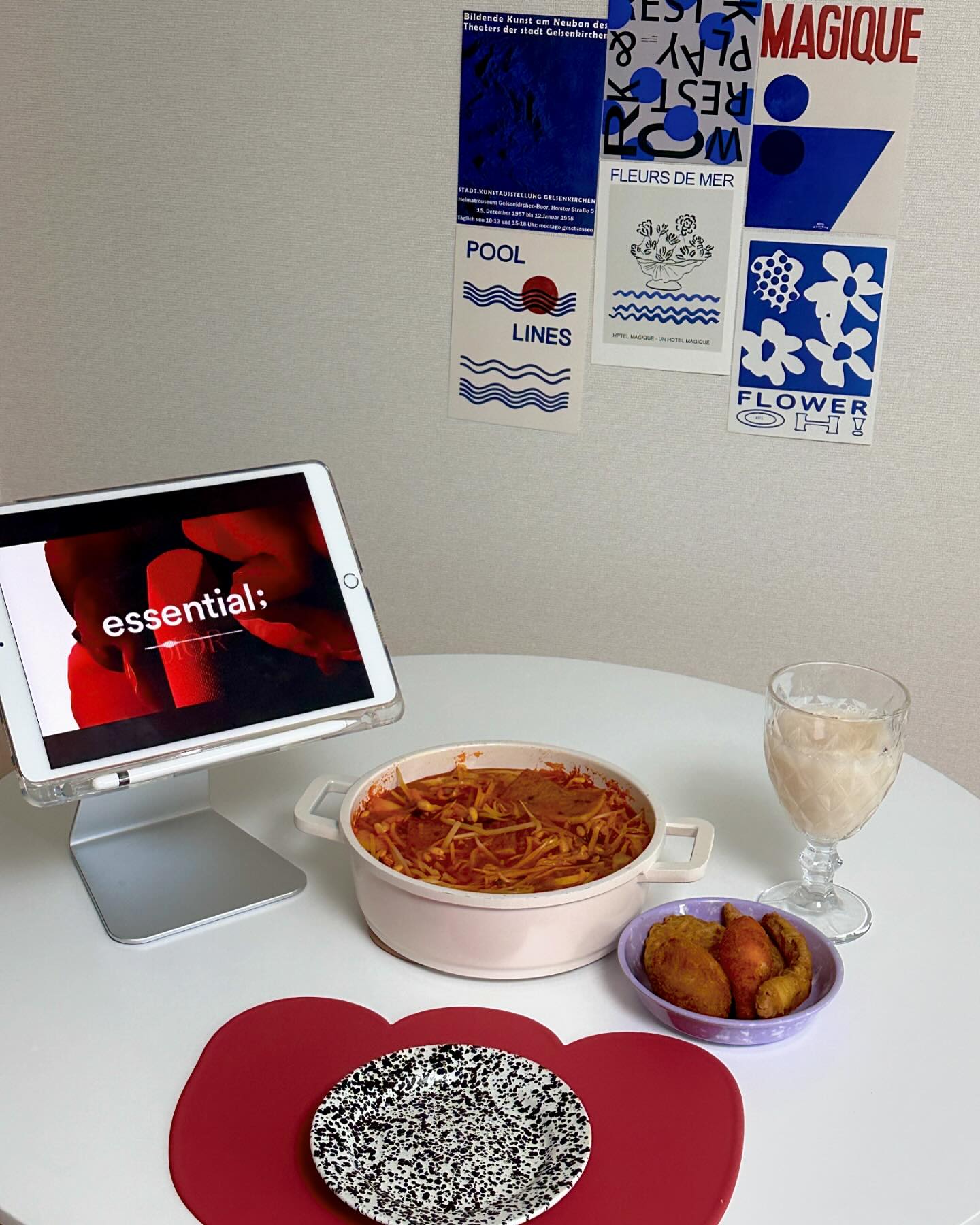 #허쿸_집밥 

#콩나물떡볶이 

엄마가 설에 챙겨준 콩나물
라면에도 넣고 떡볶이에도 넣고 !
이번주 아니면 먹을일이 없을것같아서
떡볶이에 한그 투하 
흰색 테이블보를 샀는데 너무 식초(?)냄새가 나서
세탁중입니다 ’◡‘ 
요즘 가구를 바꾸고 음식사진을 
잘 안찍게되는데 ㅎ.... 
사실 요즘 먹는게 마녀스프가 대부분 
밥솥으로 만드는데 진짜 편해요
