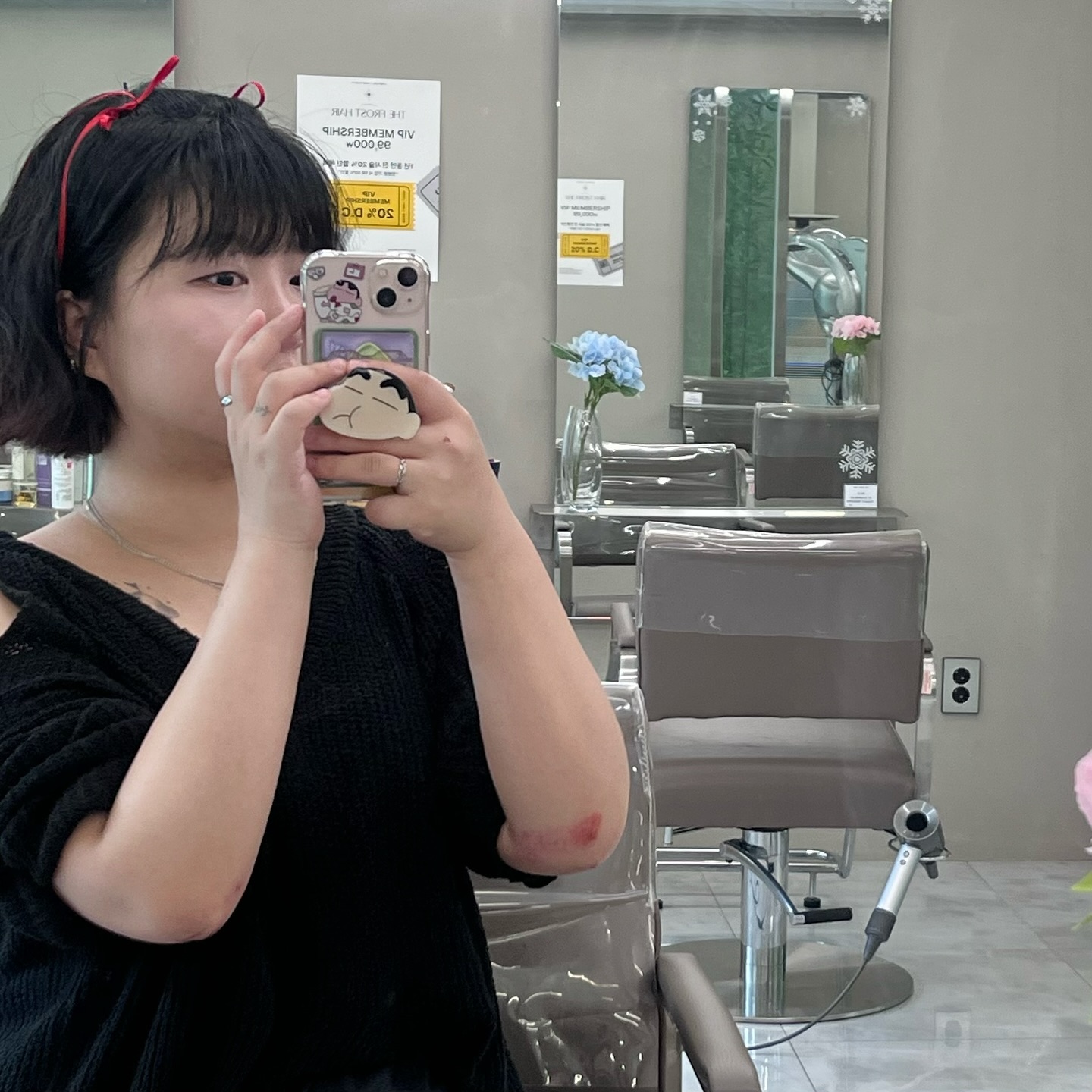 요즘 리본 많이하던데,, 이렇게 하는고 마쟈욥..? 
MZ지만 따라가기 벅차다,, 혹시 이미 지났나...?
도전은 제가할께요 예쁜거는 고객님이 다하세요..🫶🏻

[ 한 끗 차이의 특별함을 선사해드리는 🌿오하리 디자이너🌿 ]

#더프로스트헤어 에서 ‘오하리’ 커트 50%의 파격적인 가격으로 
단독 이벤트 중이니 thefrosthair 에서 만나용 ♥️