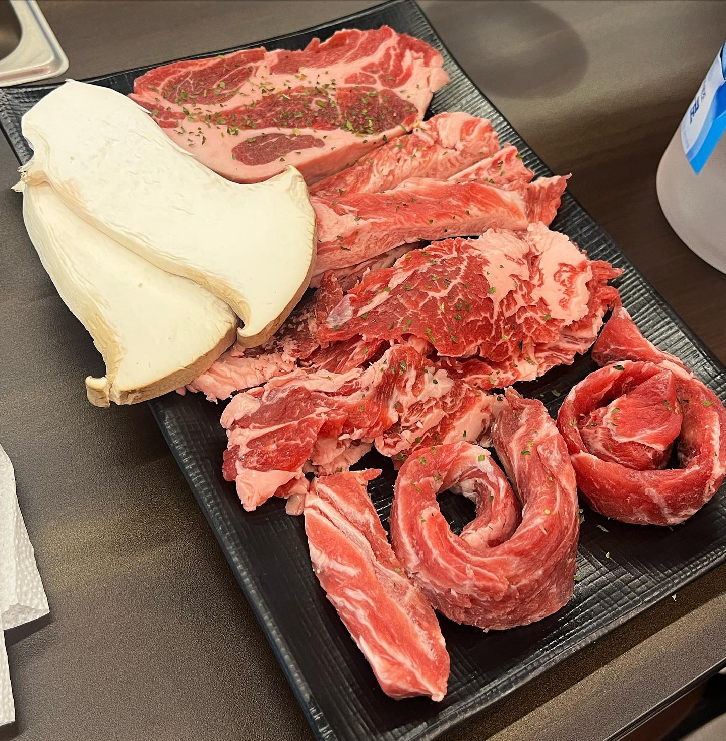 #협찬 #도담골신중동점

신중동 이베리코 맛집 다녀왔어요 💓

저는 꽃목살, 늑간살, 등심추리, 황제살이 포함되어 있는 이베리코 B 황제세트 주문했어요 

직원분이 처음부터 끝까지 담당하여 친절하고 자세하게 구워주세요 친절하고 전문성이 느껴져요 

맨처음 먹을 수 있는 등심추리는 직원분이 설명해주신대로 육회처럼 먹었는데 소고기 맛이 나서 너무 신기햠! 

등심추리에 와사비를 살짝 올려서 간장 소스에 찍어먹으면 잡내없고 살살 녹아요 ❤‍🔥

늑간살은 갈빗살로 바싹 익혀 먹으면 꼬들꼬들하고 고소한게 좋았어요 

그다음 황제살은 겉면만 살짝 익혀서 와인소금을 찍어서 먹었는데 와우,, 맛있는걸요 마지막 꽃목살까지 정성스럽게 구워주셨어요 
꽃목살은 명이나물에 감싸서 먹으면 풍미가 대박이랍니당 ㅎㅎ 

신중동에서 주차되는 곳이 거의 없고 주차하려면 혼잡한데 도담골은 주차 가능한 상가에 입점되어있어 편리하고 좋았어요 
건물 2층에 설빙도 있어서 후식으로 설빙 먹기도 딱 좋아요 ㅎㅎ 

🖤 도담골 신중동점 

🖤 경기 부천시 중동 1138 1층 

🖤 가게 상가 주차 가능해요🤍

#도담골#부천도담골#도담골신중동점#신중동고기집#부천고기집#부천고기맛집#부천맛집#중동맛집#신중동맛집#신중동역맛집#부천롯백맛집#부천롯데백화점맛집#부천현백맛집#부천현대백화점맛집#jmt