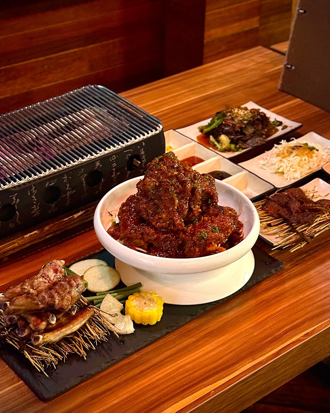 📍#고담
[동천로85번길 30]

- 2인세트(뼈구이+쪽갈비+돼지껍데기+들기름막국수)
- 항정살
- 늑간살
- 치즈퐁듀

서면 고담에서 2인세트(뼈구이+쪽갈비)와 항정살, 늑간살을 먹었어요. 이곳은 서면에서 유명한 고깃집으로, 직접 경험해보니 그 명성이 헛되지 않더라고요.

2인세트는 들기름 막국수와 돼지 껍데기도 같이 나와서 다양한 맛을 즐길 수 있었어요. 
고기들은 초벌되어 나오고, 화로불에 구워먹는 형식이라 편하게 먹을 수 있어 좋았어요 
뼈구이는 양념이 되어 있고, 맵기 조절이 가능해서 신라면 정도의 1단계로 먹었는데 딱 좋았어요. 
쪽갈비는 양념이 되어 있지 않아 고기의 본연의 맛을 즐길 수 있었습니다. 
또한 다양한 소스가 준비되어 있어 입맛에 맞게 즐길 수 있었고, 특히 치즈퐁듀에 뼈구이를 찍어먹으니 정말 잘어울리더라구요
최상급 국내산 원육을 사용한다더니 정말 잡내없이 부드럽고 맛있었어요

음식이 전체적으로 정갈하게 나오고, 각 고기의 맛을 충분히 즐길 수 있어 만족스러운 식사였어요. 깔끔한 인테리어와 친절한 서비스도 인상적이었어요.

저렴한 가격으로 비싸고 질좋은 고기를 먹고싶다면 고담으로! 

#고담쪽갈비 #고담서면 #서면맛집 #고담 #부산고깃집 #서면고기 #서면데이트 #부산여행 #부산맛집 #서면맛집추천 #고기먹방 #전포동맛집 #전포동고기집 #서면술집 #서면쪽갈비 #부산쪽갈비 #부산뼈구이 #서면고기집