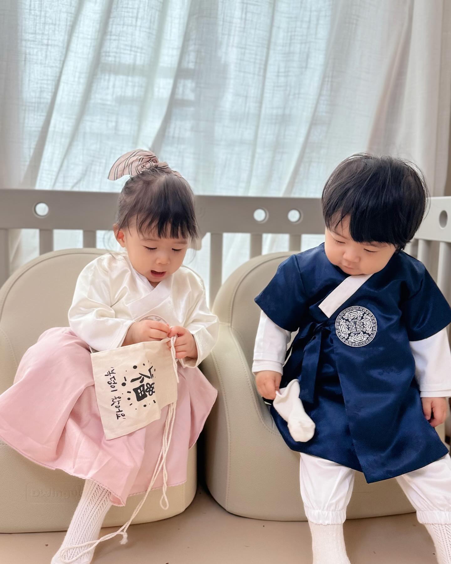 소식이 좀 뜸했죠?🙄

#인태기 가 아주 세게 오는 바람에
넋 놓고 지내다 보니 어느새 까치까치 설날✨

모든 인친님들,
이 피드를 보신 모든 분들,
설 명절 잘 보내세요❕

-

0210 / D+483 🫧

#15개월아기 #남매쌍둥이 👦🏻👧🏻 #쌍둥이육아 
#아기한복 #아기모델 #아들딸맘 #남매둥이 #아기인스타