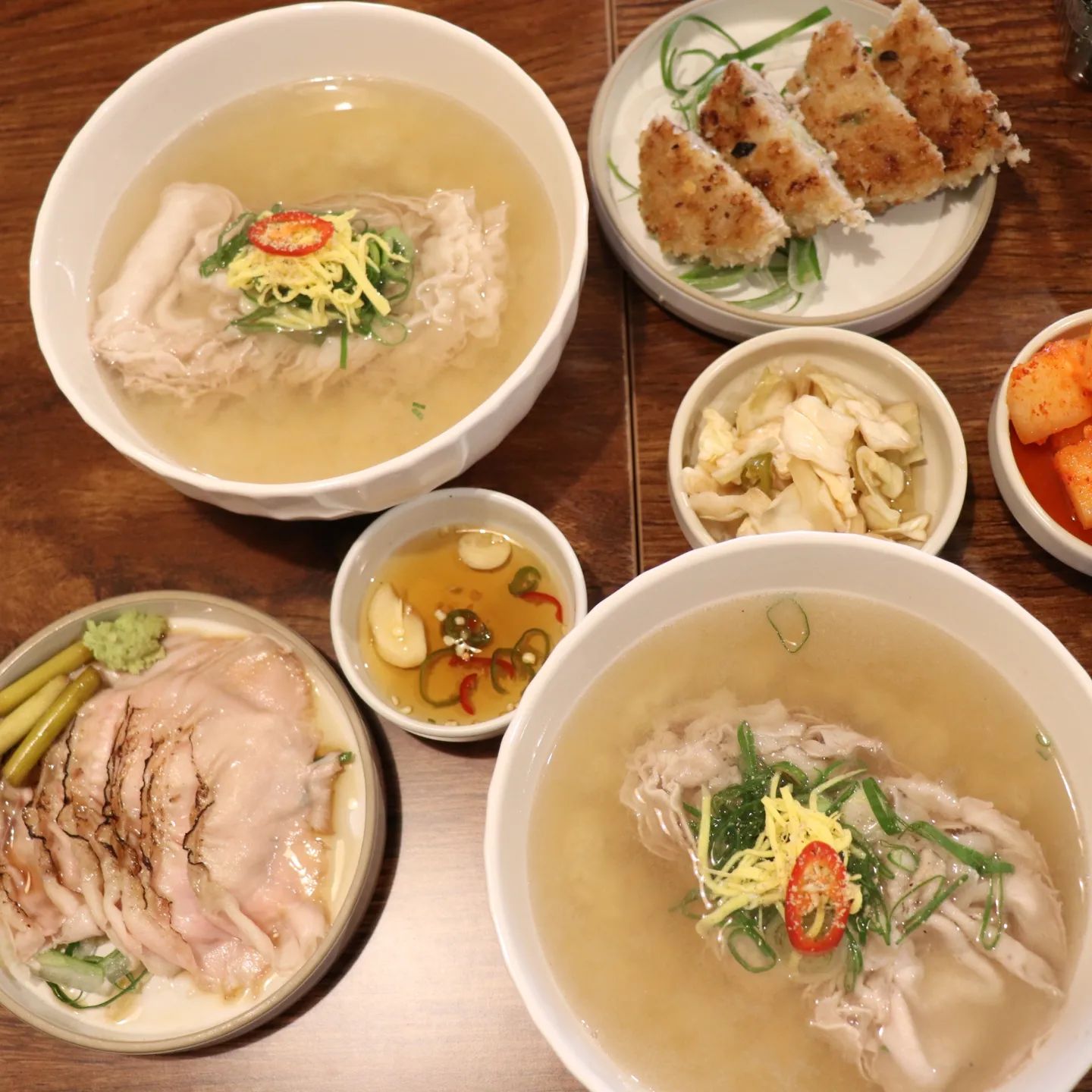#협찬 생방송 투데이에도 나왔던 검증된 천안 돼지곰탕, 곰국수 맛집 만달곰집 다녀왔어요😍
돼지곰탕 속 수육이 풍덩 고기가 얇아서 부드럽게 먹을 수 있더라고요🥩
토치향 가득 맛있는 수육구이는 와사비와도 찰떡, 고기가 70%나 함유된 두툼한 완자전은 육즙 가득 겉바속촉이라 술안주로도 좋을 메뉴였어요💕
다음엔 매실 하이볼 먹으러 다녀오겠습니당 🥣

✔️점심세트 곰탕+수육 ₩13.0
✔️점심세트 국수+완자 ₩13.0

📍충남 천안시 서북구 두정로 220 1층 108호
📍매일 11:00 - 22:00 (월요일 휴무)

#천안돼지곰탕 #천안곰국수 #완자 #수육 #만달곰집 #천안맛집 #두정맛집 #천안곰탕 #천안국밥 #두정국밥 #두정곰탕 #두정동맛집 #곰탕맛집 #국밥맛집 #매실하이볼 #하이볼맛집