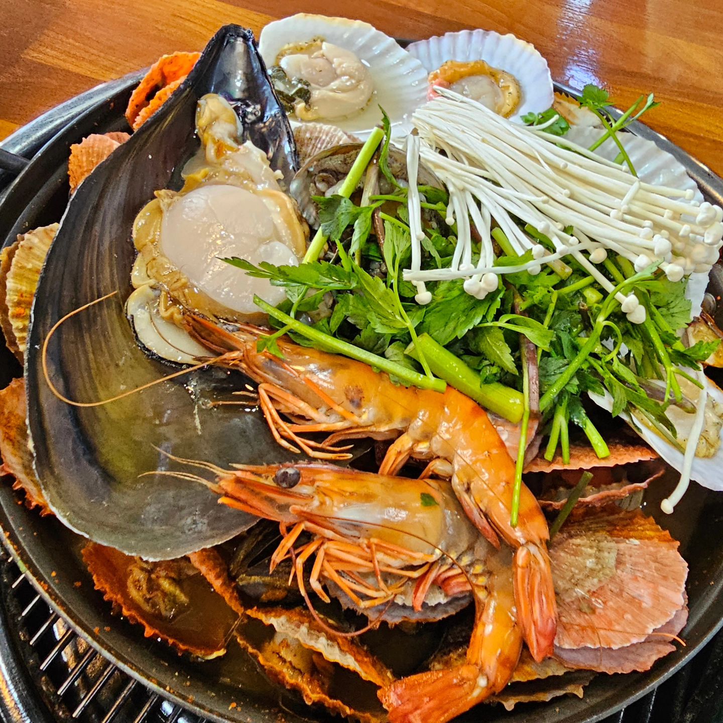 오느른 #거제도벨버디어맛집 #삼삼해물
어른 넷 아이 둘이 배터지게 먹어도 십만원 컷이라니 🙋‍♀️

해물탕 땡겨서 급하게 찾아간 곳인데 
알고보니 전국구로 택배 쏘는 검증 된 맛집 이었다능 🐶

✨️ 큼직큼직 해물 한 가득한데 가성비까지 좋은 해물탕 
✨️ 속초스타일 새콤달콤 멍게전복해물낙지 가득 물회 
✨️ 왕크왕맛 타이거왕새우튀김

두돌 아기도 나는 여기 또 올끄야! 했던 맛집 
기회 될 때마다 또또또 가고 싶은 곳 #거제도추천맛집

🍎 삼삼해물 덕포1호점 samsamhaemul
🍏 거제시 덕포5길 9

#거제도해물탕 #거제도물회 #거제장목맛집