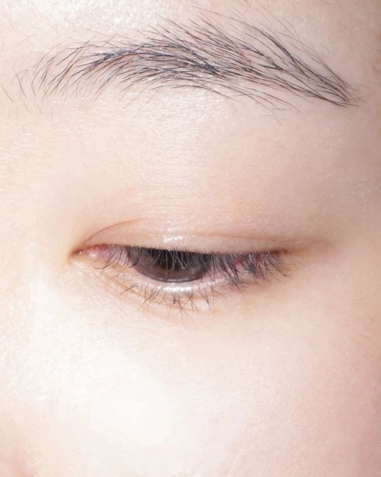 #제품협찬
힙한 뽀용 그래픽!
젬아워 (gemhourlens_official ) 테미스 누드 그레이입니다 :)
청순한 룩에도 힙한 룩에도 잘 어울리는 매력둥이이에요 🤍

렌즈 그래픽 외곽의 어두운 테두리가 
본래 눈동자 컬러와 어우러져, 화려하게 눈에 띄기 쉬운
디자인을 적절하게 중화시켜 주어요!

차분한 물빛 그레이 컬러를 찾으신다면 추천 🤍

#젬아워 #윙크렌즈 #테미스 #체험단 #gemhour #젬아워렌즈 #그레이렌즈 #누드그레이