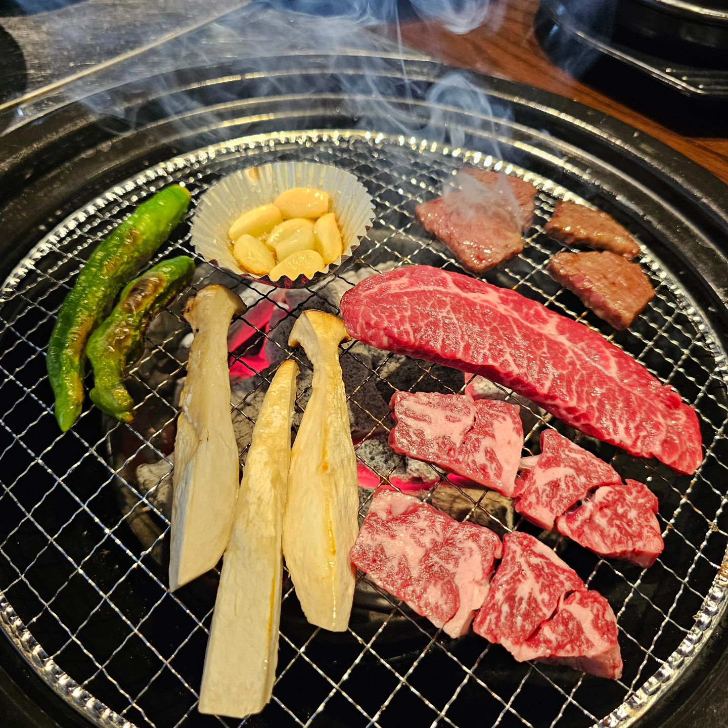 #협찬 wakyuholic

여기가 #한우맛집 🥩 

점심부터 소고기 먹는 사람 나야나 🙋‍♂️ 🙋‍♀️ 
에디가 간날, 딱 메뉴 구성이 바꼈다고 하더라구요:)

사장님께서 추천해주신 소고기 코스요리🤍
구성이 넘나 알차고 좋더라구요!!!

육회에 소고기 종류별로 다 나오고🙂
달달구리 갈비까지!!! 찌개도 서비스로 주시더라구요!
남편은 육회 한입 먹더니 이제껏 먹은 육회중 1등이라고 👍

그래ㅐㅐㅐㅐ 너 다먹어ㅓㅓㅓ🎶
많이 먹고 싶다는 뜻인거 같아 전 맛만보고 남편 다줘써욤🙈
에디는 소고기 많이 먹음 되니까🤣

소고기는 입에서 걍 녹아 없어지구욤 ㅠㅠ
오랜만에 먹은 갈비는 왜케 맛있고 난리인건지 💦 
다먹을때쯤 사장님의 불쇼가 🔥 
불초밥읓 마지막으로 코스요리 종료!!!!

인당 300그람씩이라 다먹음 배터져요ㅠㅠㅠㅠ
그렇다고 고기 먹으면서 냉면 안시키면 절대 아니됩니다욤❤️

남편이랑 조만간 다시 가서 먹자고 약속햇찌요🤙
구성이 넘 맘에 들고 맛도 체고라 재방문 무조건 각이에요!!
부천에서 식사하실 일 있으시면 꼬옥 가보세용🧡

🏡 경기 부천시 원미구 송내대로265번길 43 크라운빌딩 1층
⏰️ 11:30 ~ 22:00 (L.O 22:00)
☎️ 0507-1426-5998

#와규홀릭 #부천맛집 #부천상동맛집 #상동소고기맛집 
#부천소고기맛집 #부천회식장소 #중동회식장소 #상동맛집
#상동데이트장소 #상동호수공원맛집 #부천핫플