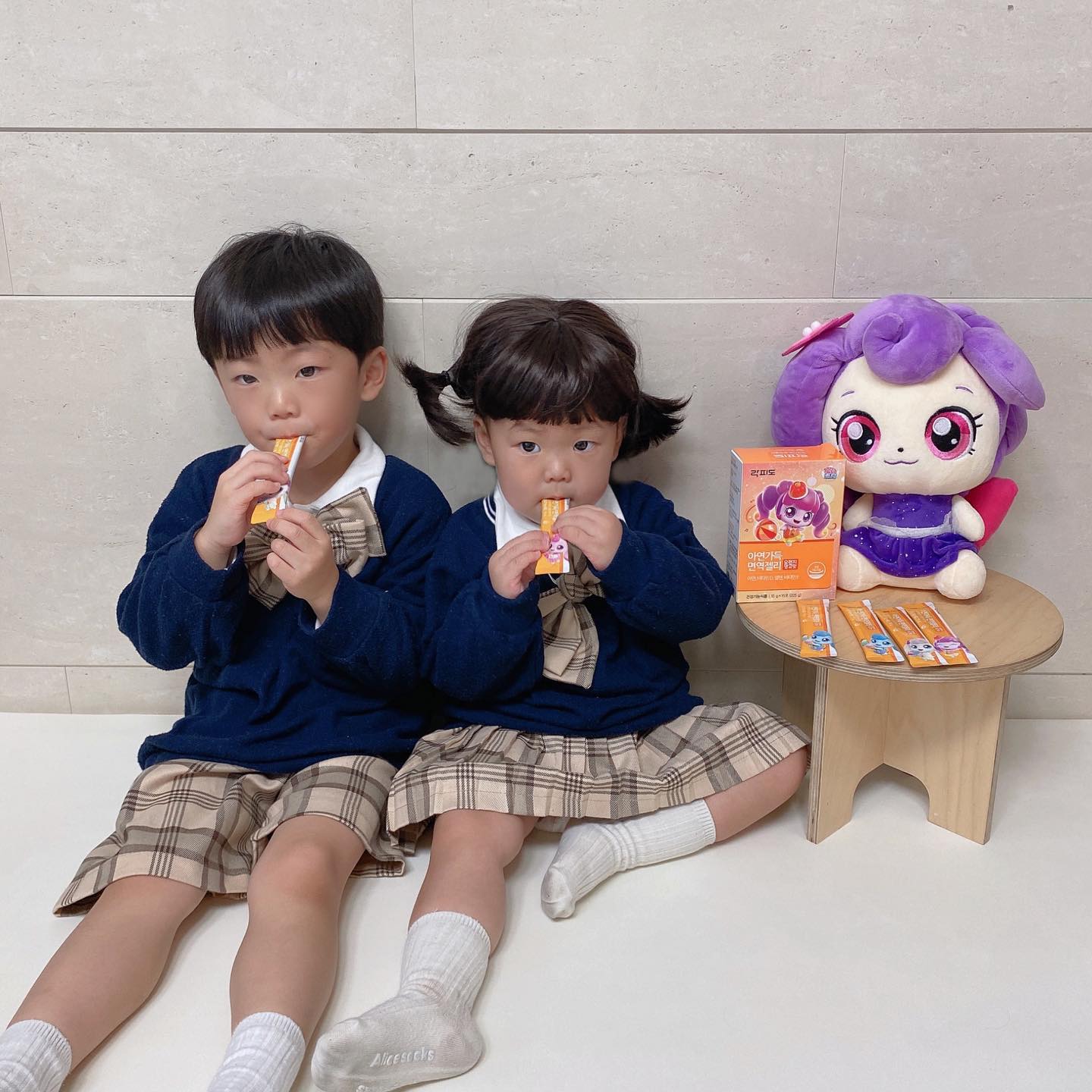 #협찬
ㅤㅤㅤ ㅤㅤ 
우리 아이들 면역력을 지켜주기 위해 어린이아연을 찾아보다가
평소에 가온라온이가 좋아하는 캐치티니핑 캐릭터의
락피도 캐치티니핑 아연가득 면역젤리를 장만했어요 !
ㅤㅤㅤ ㅤㅤ 
락피도 면역젤리 하나로 4가지 복합기능성 
아연, 비타민 D, 셀렌, 비타민 E를 동시에 섭취할 수 있어요.
ㅤㅤㅤ ㅤㅤ 
게다가 아이들이 먼저 찾는 맛있는 오렌지망고맛 젤리에요.
ㅤㅤㅤ ㅤㅤ 
아연은 특유의 아리고 쓴맛이 있어서 아이들이 거부하기 쉽다보니 
먹이기 힘들었는데 락피도 아연젤리는 수차례 테스트와 연구를 통해
쓴맛은 잡고, 합성향료와 착색료를 사용하지 않고 부원료인 ㅤㅤㅤ ㅤㅤ 
오렌지, 망고농축액을 넣어 맛있게 먹을 수 있도록 만들었어요.
ㅤㅤㅤ ㅤㅤ 
캐치티니핑 아연가득 면역젤리는 1일 1회, 1회에 1포씩
식후 섭취해주시면 돼요.
ㅤㅤㅤ ㅤㅤ 
쌀쌀해진 요즘 소중한 우리아이의 면역력 지킴이
락피도 캐치티니핑 면역젤리 장만해주세요 😉

ㅤㅤㅤ ㅤㅤ 
ㅤㅤㅤ ㅤㅤ 

ㅤㅤㅤ ㅤㅤ 

ㅤㅤㅤ ㅤㅤㅤ ㅤㅤ ㅤㅤ 

ㅤㅤㅤ ㅤㅤ 
ㅤㅤㅤ ㅤㅤ 
ㅤㅤㅤ ㅤㅤ 

ㅤㅤㅤ ㅤㅤ 
ㅤㅤㅤ ㅤㅤ 
ㅤㅤㅤ ㅤㅤ 
ㅤㅤㅤ ㅤㅤ 
ㅤㅤㅤ ㅤㅤ 

ㅤㅤㅤ ㅤㅤ 
ㅤㅤㅤ ㅤㅤ 

ㅤㅤㅤ ㅤㅤ 

ㅤㅤㅤ ㅤㅤ 

ㅤㅤㅤ ㅤㅤ 

ㅤㅤㅤ ㅤㅤ 
ㅤㅤㅤ ㅤㅤ 
ㅤㅤㅤ ㅤㅤ 

ㅤㅤㅤ ㅤㅤ ㅤㅤㅤ ㅤㅤ 

ㅤㅤㅤ ㅤㅤ 

ㅤㅤㅤ ㅤㅤ 

ㅤㅤㅤ ㅤㅤ 
ㅤㅤㅤ ㅤㅤ 
ㅤㅤㅤ ㅤㅤ 

ㅤㅤ ㅤㅤ 
ㅤㅤ ㅤㅤ 
ㅤㅤ ㅤㅤ 

ㅤㅤㅤ ㅤㅤ 
ㅤㅤㅤ ㅤㅤ 
ㅤㅤㅤ ㅤㅤ 
ㅤㅤㅤ ㅤㅤ 

ㅤㅤㅤ ㅤㅤ 
ㅤㅤㅤ ㅤㅤ 

#아연젤리 #어린이아연 #키즈아연 #면역젤리
#락피도영양젤리 #캐치티니핑 #육아소통 #말랑핑 #말랑핑비타민 #육아 #육아일상 #일상 #말랑핑젤리 #좋반 #락피도캐치티니핑아연젤리 #선팔하면맞팔 #육아맞팔 #육아스타그램 #캐치티니핑아연가득면역젤리 #캐치티니핑아연젤리 #좋아요반사 #아기스타그램 #애스타그램 #육아맘 #육아정보 #락피도아연젤리 #아연가득면역젤리