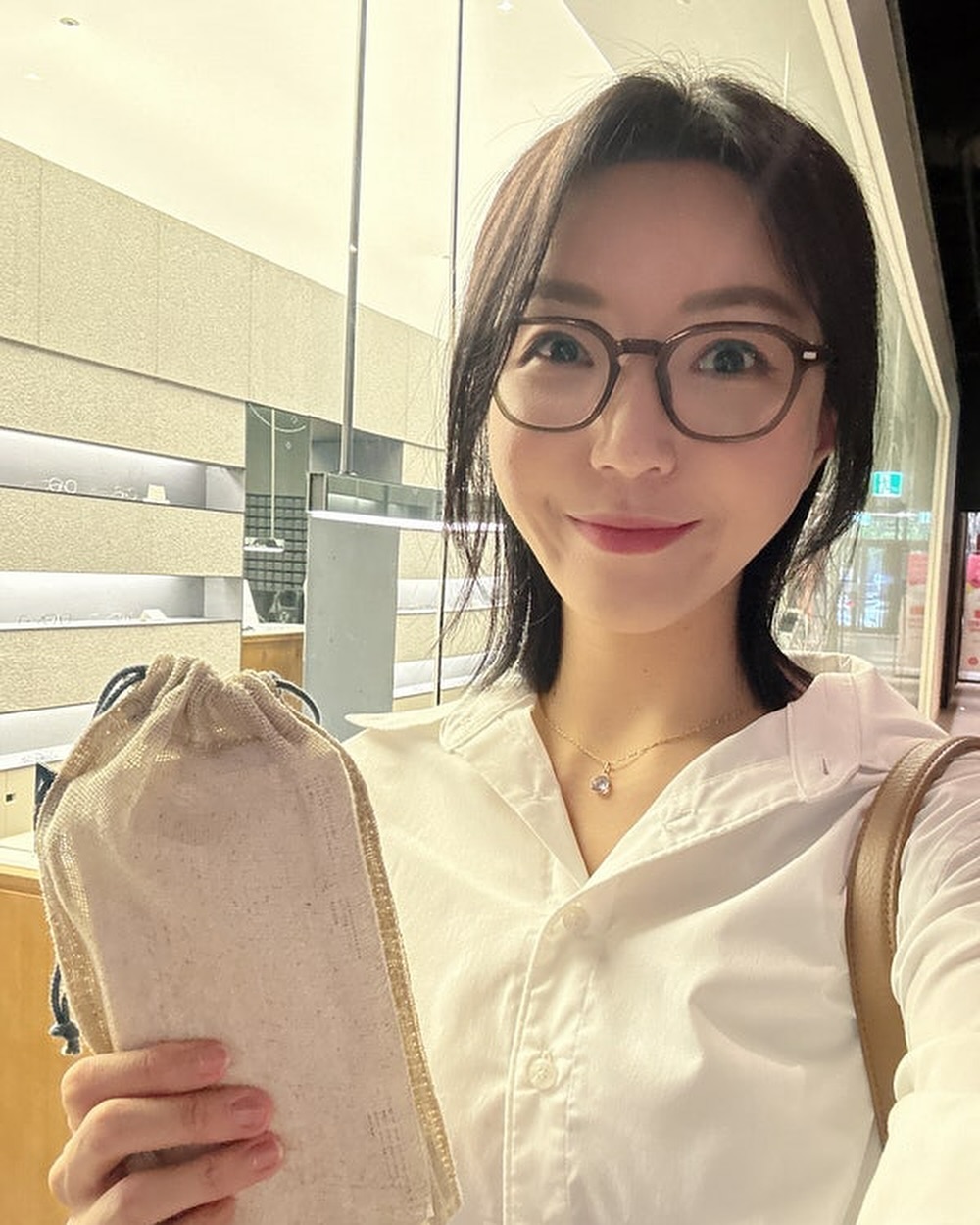 안경 선글라스 브랜드 YUN 뿔테안경🤓 #윤판교 

제가 고른 안경 Anil은 스퀘어 쉐입으로 되어 있어서 시크한 무드가 풍겨요. 클립온을 사면 탈부착해서 선글라스로도 착용할 수 있답니다. 
​
블랙, 카키, 시나몬, 세 가지 컬러로 구성되어 있었는데 저는 카키색으로 골랐어요. 나사가 없이 이어져서 무게감이 가볍고 탄성이 있어서 탈착하기 편하다는 장점!

윤 판교는 고품질의 인하우스 디자인과 생산으로 유통마진을 줄여 합리적인 올인원 가격 정찰제로 가성비 좋게 아이웨어를 살 수 있어요. 
​
다가오는 가을에 우리 눈에도 새로운 패션을 선물해 주는 게 어때요?😉

#자세한내용은블로그참고해주세요💕