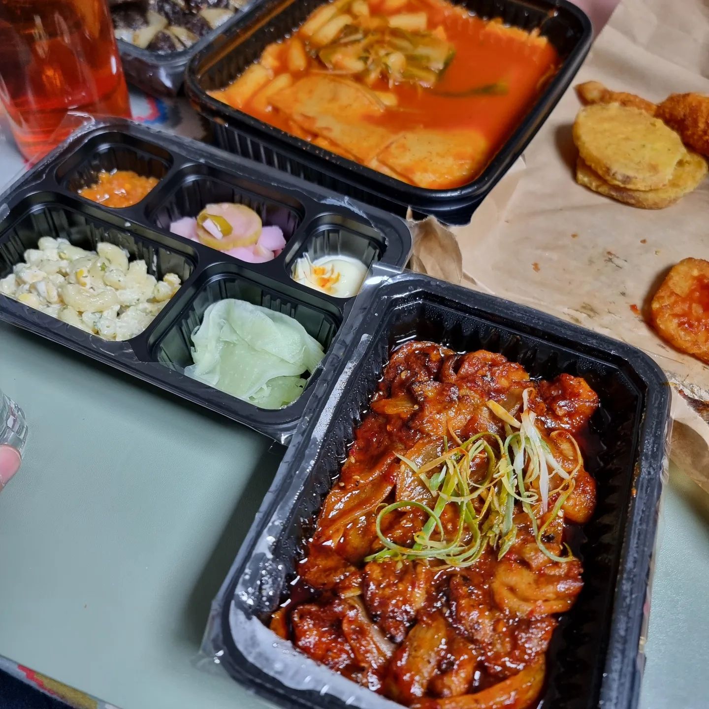 특별한일없는불금!!!! 
은설인떡볶이 ..
나는 알곱창볶음 으로 
각자 만족도올리규 

아침은 
나는 생채만들어 야채비빔밥 
너는 어제떡볶이국물에 가래떡과 소시지넣어 
또다시떡볶이 ....... 

자 주말데이트를가볼까?? ㅋ 

#주말#너랑나#민&설#모녀시간#밥사진#주말시작#일상