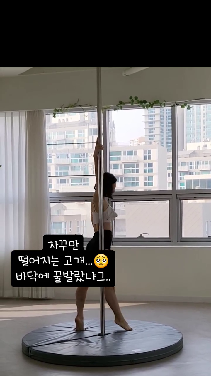 오늘 입튜 비하인드..
혼자보기 아까워 만들어봅니다🤣🤣
여러분 꼭 빙고 성공을 기원합니다
얼굴 몰아주기
잘할 수 이쒀요...😢

우아하고싶어
몸부림치는
폴댄스강사

웃기고도 싶어요...🫶

나는 오늘도 우아를 꿈꾼다💫