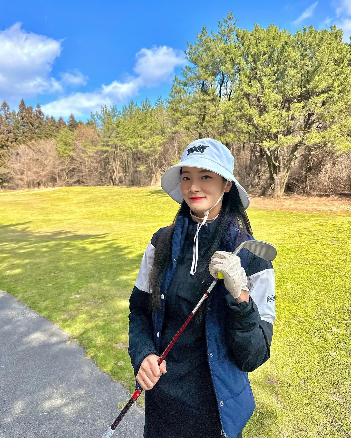 오랜만에 잔디밟기🏌️‍♀️
날씨가 너무 따수워따 
봄이 오려나 봐요오 🌸
사실 오늘은 비바람 몰아치는중 🌪️🌪️