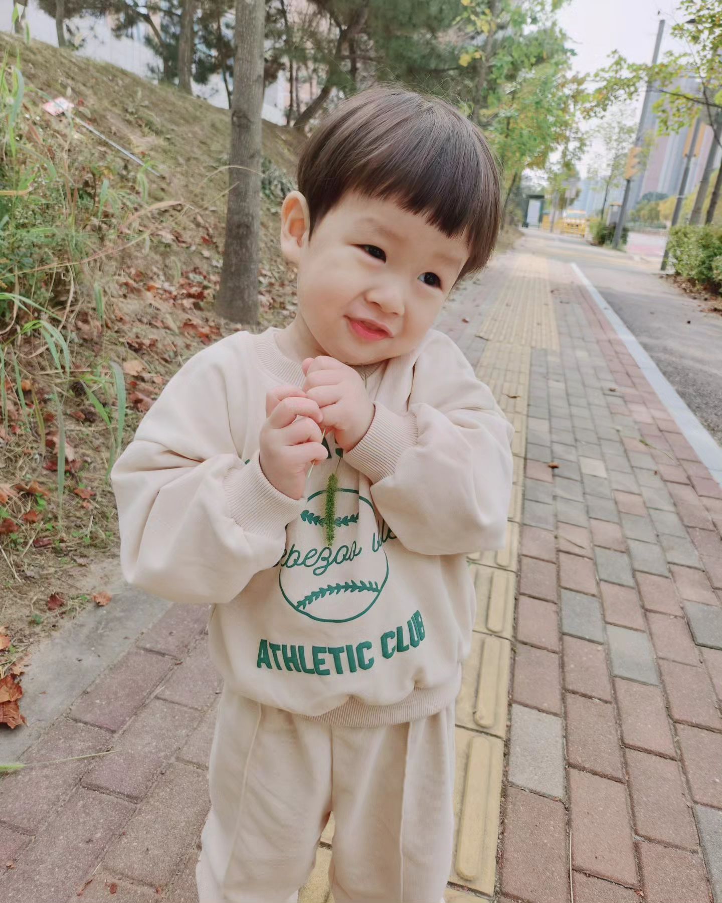 누나 따라하는 장꾸의 사진포즈🧒🏻,
베이스볼 상하복이길래 고민없이 구매했는데 성공적!
시온이도 야구공보고 좋아하고 옷도 찰떡이네🫶🏻

#누나포즈따라하기 #누가봐도누나있는애 
#장난꾸러기아들  #귀여운데말안들음 #말안듣는데귀여움