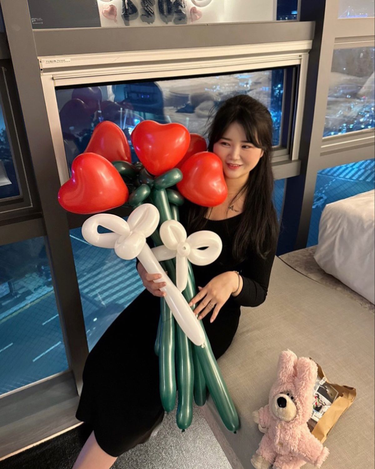 오션뷰 죠오쿤❤︎ #얼스타그램 #셀스타그램 #셀카 #셀피 #부산여행 #바바클라바 #일상 #소통 #선팔 #맞팔 #분홍이네소품샵 #광주 #selfie #daily #dailylook #Ifl #l4l #fff #부산크리스마스카페 #광안리분홍이네 #부산소품샵추천 #광안리소품샵#겨울패션 #그로밋장갑 #그로밋인형 #월동준비 #크리스마스트리 #겨울코디추천