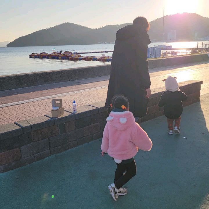#서아진호👧🧒 
.
사랑이 가득했던 일요일.
추위에 볼이 빨개져도 노는게 좋은 뽀로로들💖
삼촌 있는 #고집남 에서 소갈비 실컷 뜯어 먹고
누구보다 열정적으로 뛰어 논 서아🤭
누구보다 열정적으로 뺏어 먹던 진호😉
순간순간이 노을처럼 그저 온통 사랑으로 물들었던 하루.
코 끝 찡하게 행복했던 일요일.
.
#사랑해 #큰아들 #작은딸아들 #진해루 #고집남진해점 #사랑하는아기들 #소통 #경남맘 #멋진엄마되기 #행복한주말 #이진호포즈좋다잉