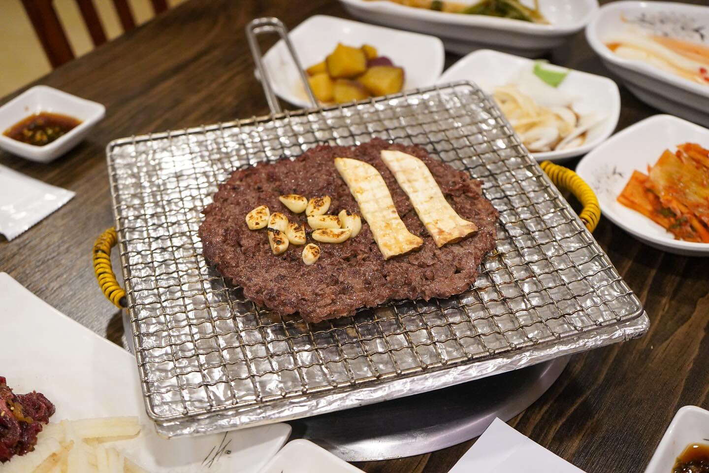 정성 가득 들어간 밑반찬부터
재료 퀄리티도 좋은
울산 맛집 공원불고기

감칠맛 가득한 양념에
입에서 사르르 녹는 육회와
부드럽고 촉촉하면서
육즙이 가득차있는 석쇠갈비!

가마솥에서 직접 푹~끓여
깊으면서 구수한 맛이 일품인 된장찌개는
석쇠갈비랑 너무 잘 어울리더라고요~

방갈로는 애완동반도 가능하고
60~70규모도 가능한 룸도 있답니다!

#공원불고기 #울산맛집 #언양맛집 #언양불고기 #언양불고기맛집
#울주군맛집 #울산가볼만한곳 #울산밥집 #울산회식장소 #울산점심