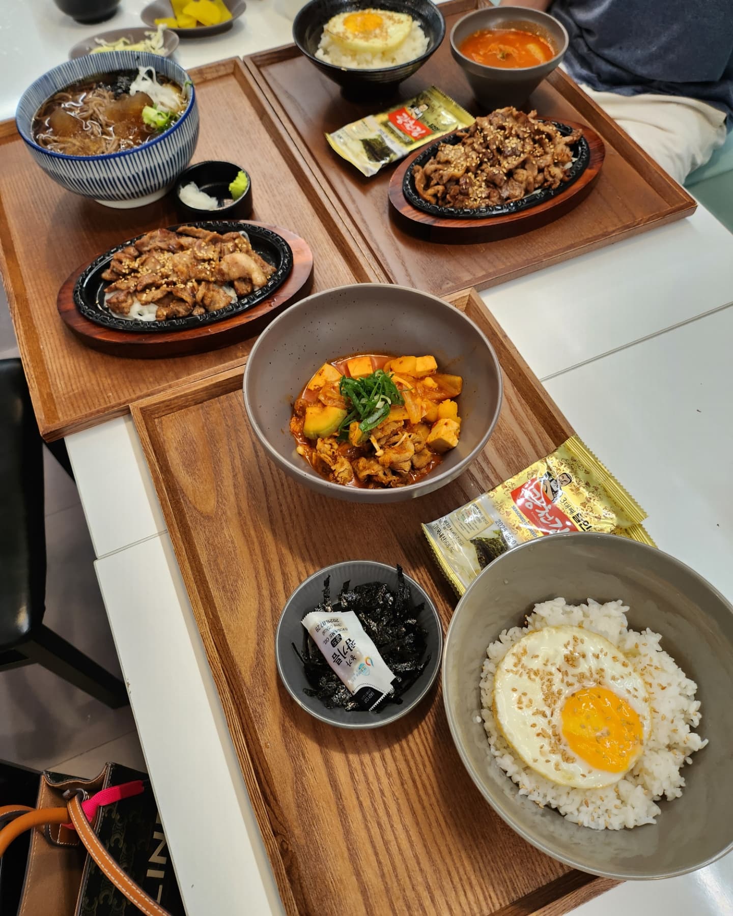#협찬 #제갈덮밥짜글이하남미사점 

주차도 편하고, 친절하고, 음식도 다 맛있는데 후식 아이스크림까지 있는 곳 어디?!? ❣️제갈덮밥&짜글이 하남미사점❣️

한상차림으로 제공되어 보기에도 깔끔하고 음식들도 조미료 맛 아닌 진짜 집에서 정성들여서 만든 그런 맛? 그런 느낌!
셀프바에서 반찬들도 원하는만큼 가져다먹을 수 있어 더 편함ㅎ

다른데서 짜글이 많이 먹어봤지만 짜기만하고 내용물 별로 없어 실망한 적도 많았는데 요기는 짜글이가 너무 짜지 않고 내용물은 알차게 들어있어서 감동😍 

벽에 적힌 설명서대로 밥이랑 참기름 김가루 넣어서 짜글이랑 계란후라이밥에 비벼먹으면 든든하고 맛있고 완전 한끼 식사로 하루종일 배부른 느낌! 

365일 연중무휴 영업에 50명이상 단체주문까지 가능!

로건이 로엘이도 밥이랑 고기랑 반찬들, 모밀까지 뚝딱ㅎㅎ
울 로로들이 이렇게 1도 안남기고 잘 먹는 곳은 진짜 찐 맛집 인정ㅋㅋ

👇현재 진행중인 이벤트도 알차다!👇

👉 아이스크림 서비스
👉 3만원이상 오후5시 이후 방문 시 무료영화권증정! (CGV, 메가박스, 롯데시네마)

#제갈덮밥짜글이 #하남미사짜글이맛집 #하남미사덮밥맛집 #짜글이맛집 #덮밥맛집 #하남맛집추천 #미사맛집추천 #짜글이추천맛집 #덮밥추천맛집 #주차무료 #연중무휴 #협찬 #리뷰노트 #하남미사덮밥맛집 #하남미사짜글이맛집 #하남미사단체주문환영