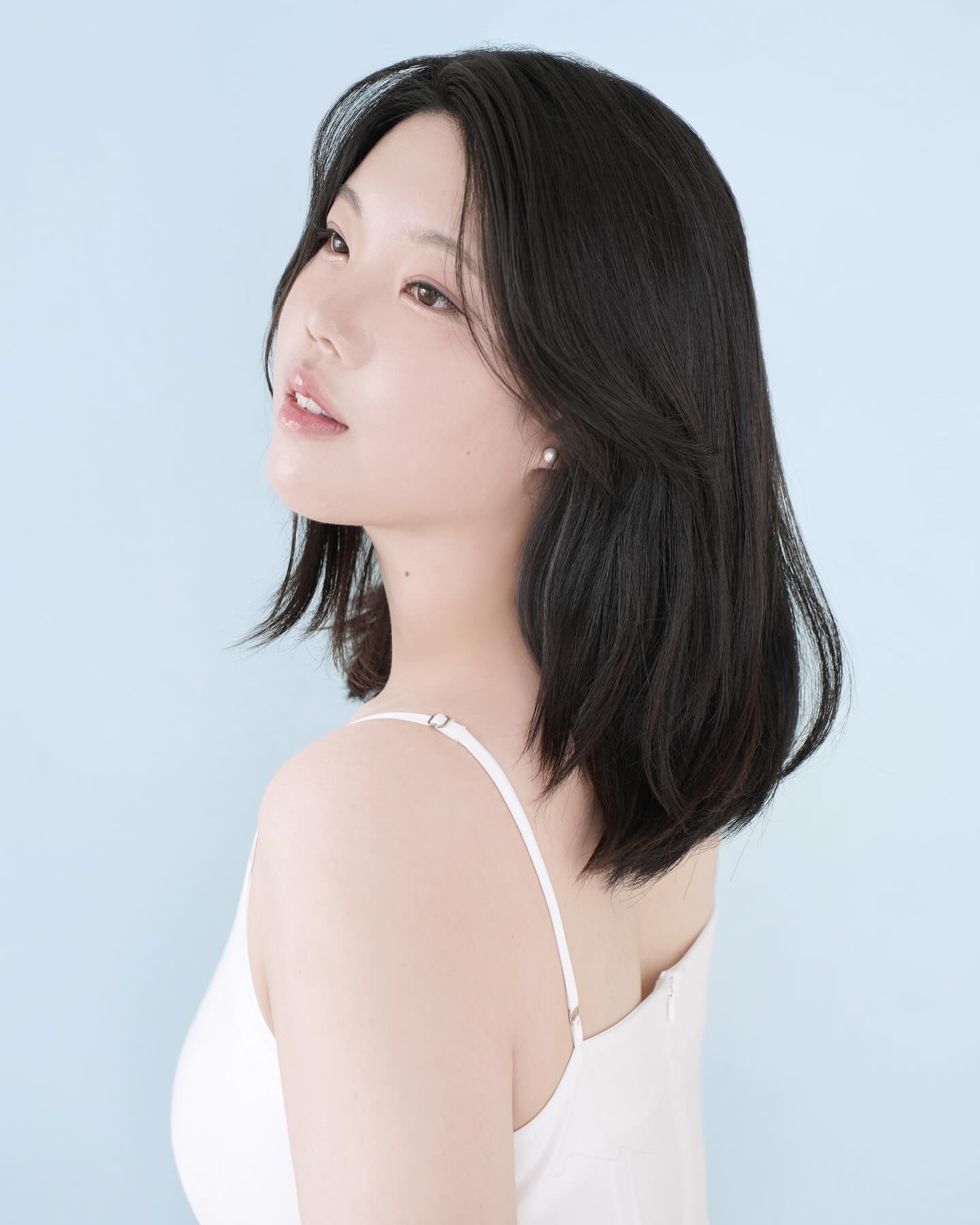 스물네살의 첫 짧은머리 기록 대성공🪸
sanhomansion 
moi_hairmakeup 
-
-
-
-
-
-
#산호맨숀 #모이헤어메이크업 #프로필사진 #24 #좋반 #like