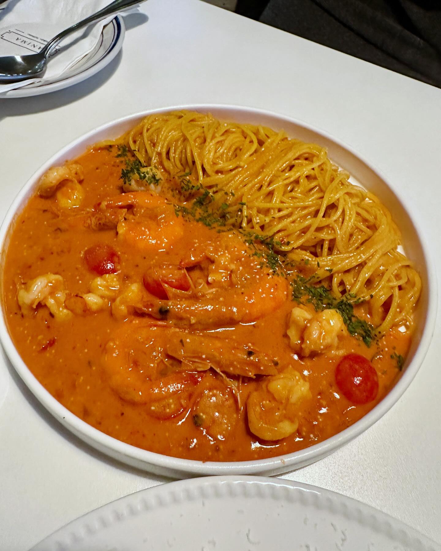 간만에 먹수니 일지🩷

임신 후 입덧으로 일-집-일-집 했던 일상🥲
간만에 칭구들 만나 맛도리 아니마 가봐쏘요!

칭구들도 임산부라 맛난거 먹어두 헥헥쓰 
맛도리 사진도 오랜만에 찍었더니 엉망징챵🥹
슬 입덧 사라지나,,? 싶다가도 울렁임은 아직있도요🥹

그치만 맛난거 이제 포기 못해 식욕이 솟는댜🔥
간만에 넘모 잘 먹구 갑니동 ٩( ᐛ )و 

*참고로 먹수니의 아기천사 태명은 짱아👼🏻🩷딸랑구애오*

#먹스타스램 #임산부먹방 #울산맛집 #울산아니마 #달동맛집 #달동아니마 animachef