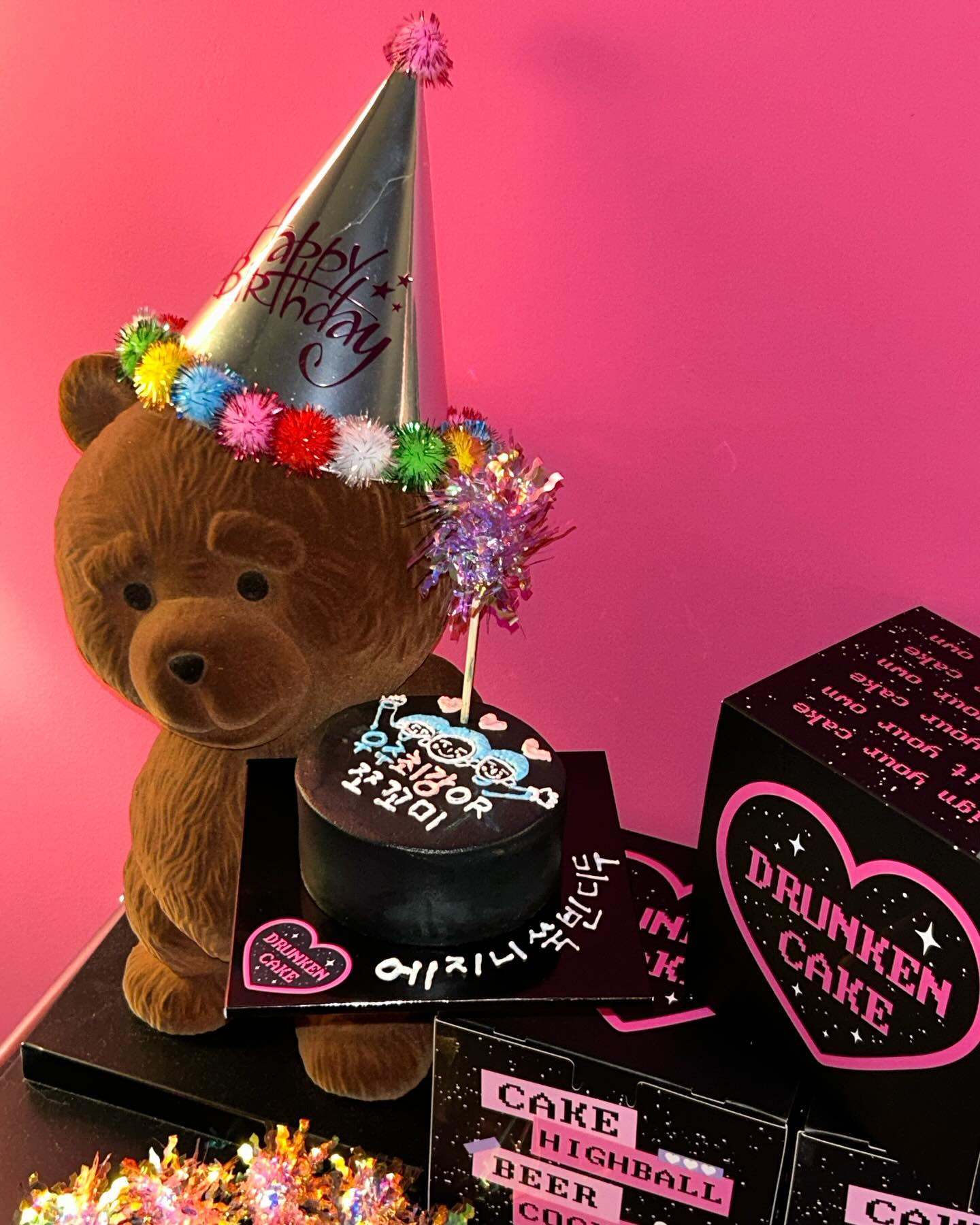 구)사미제과점에서 광안리 ‘드렁큰케이크’ 디저트펍으로 오픈했어요!
분위기 좋은 blackpink 펍에 직접 만들 수 있는 DIY 케이크, 당일날 구매할 수 있는 주문제작 케이크까지 완벽 그자체✨
안주도 맛있고 하이볼, 칵테일까지 맛있는 곳
파티룸처럼 편하게 이용할 수 있고 사장님이 맹들어주시는 케이크도 너무 이뻐서 너무너무너무 추천해요🫶🏻
.
.
자세한 정보는 프로필 상단 링크타고 ‘디두일상’ вℓσg로