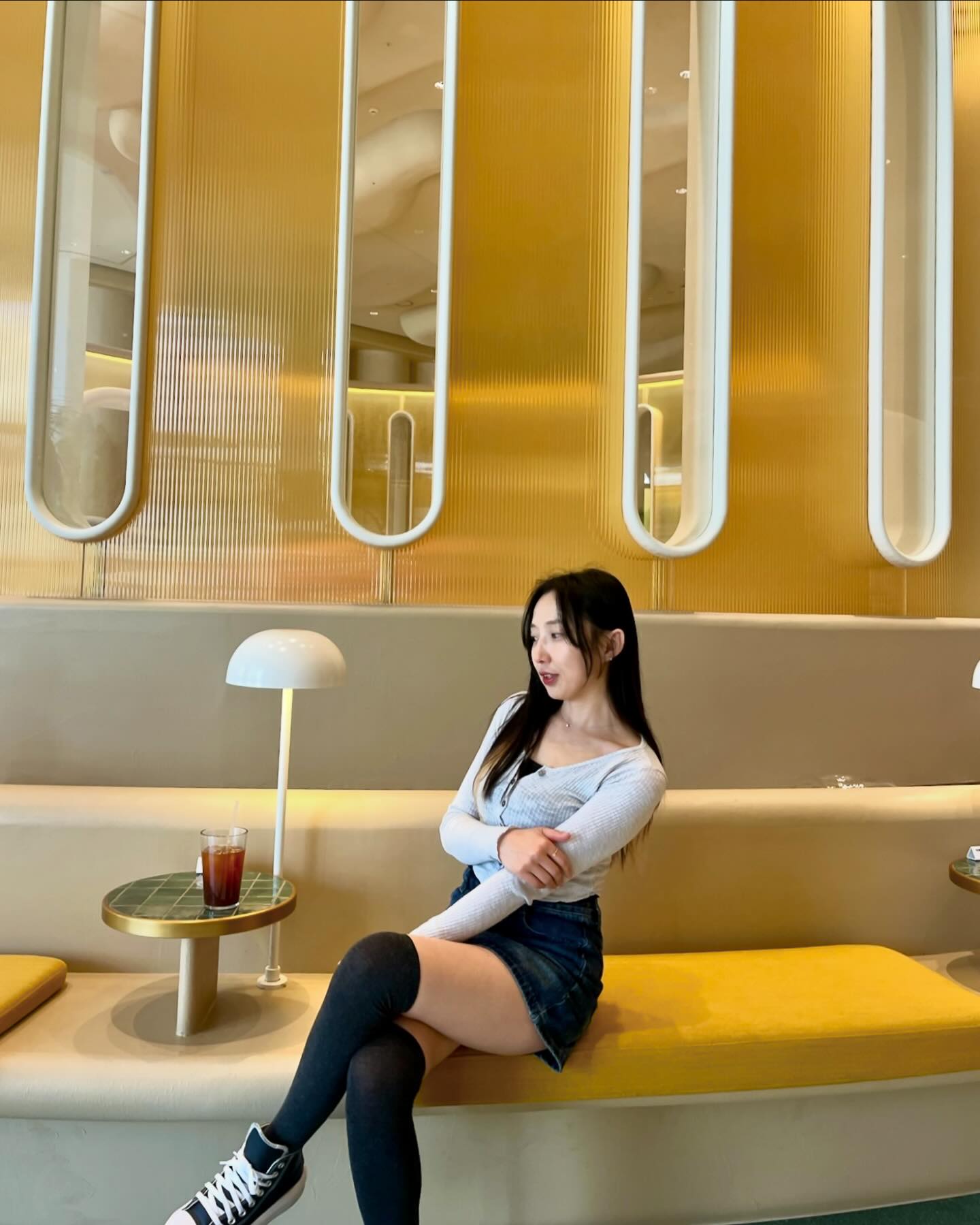 #협찬 더현대 대구 카페 워킹컵🤍

더현대에 젤 꼭대기층인 9층에 있는 카페 워킹컵에
다녀왔어요. 유명한 디자이너인 하이메아욘이 직접 인테리어 디자인한 카페라고 익히 알고있었고 잡지에서도 많이 소개되어 꼭 가보고 싶었는데 이제서야 오게되었네요~
예쁜 인테리어뿐 아니라 엄청 넓은 규모에 깜짝 놀랐지 뭐예요~ 평일 낮에 방문했는데 손님들이 너무 많더라구요~ 
주말에는 이것보다 더 많을 것 같더라구요~ 

저희는 시그니처 메뉴인 크림라떼와 아메리카노 베이커리 종류를 먹었는데 시그니처 메뉴 달달하고 맛있었어요. 
빵종류도 진짜 많고 케이크 종류도 있어서 골고로 주문해 보았답니다. 

카페와 조각공원이 연결되어있어서 봄날씨에 공원에 앉아서 도심의 뷰를 바라보며 커피 마시는것도 넘 힐링되고 좋을 것 같아요. 공원에 산수유 꽃도 예쁘게 피었더라구요.

📍대구 중구 달구벌대로 2077 9층
📍영업 시간
월~금 10:30~20:30
금~일 10:30~20:30

🏷️ walkingcup_cafe

#워킹컵#카페워킹컵#대구카페#대구대형카페#더현대대구맛집#대구디저트맛집#더현대대구카페 #일살 #데일리 #카페 #카페투어 #대구카페투어