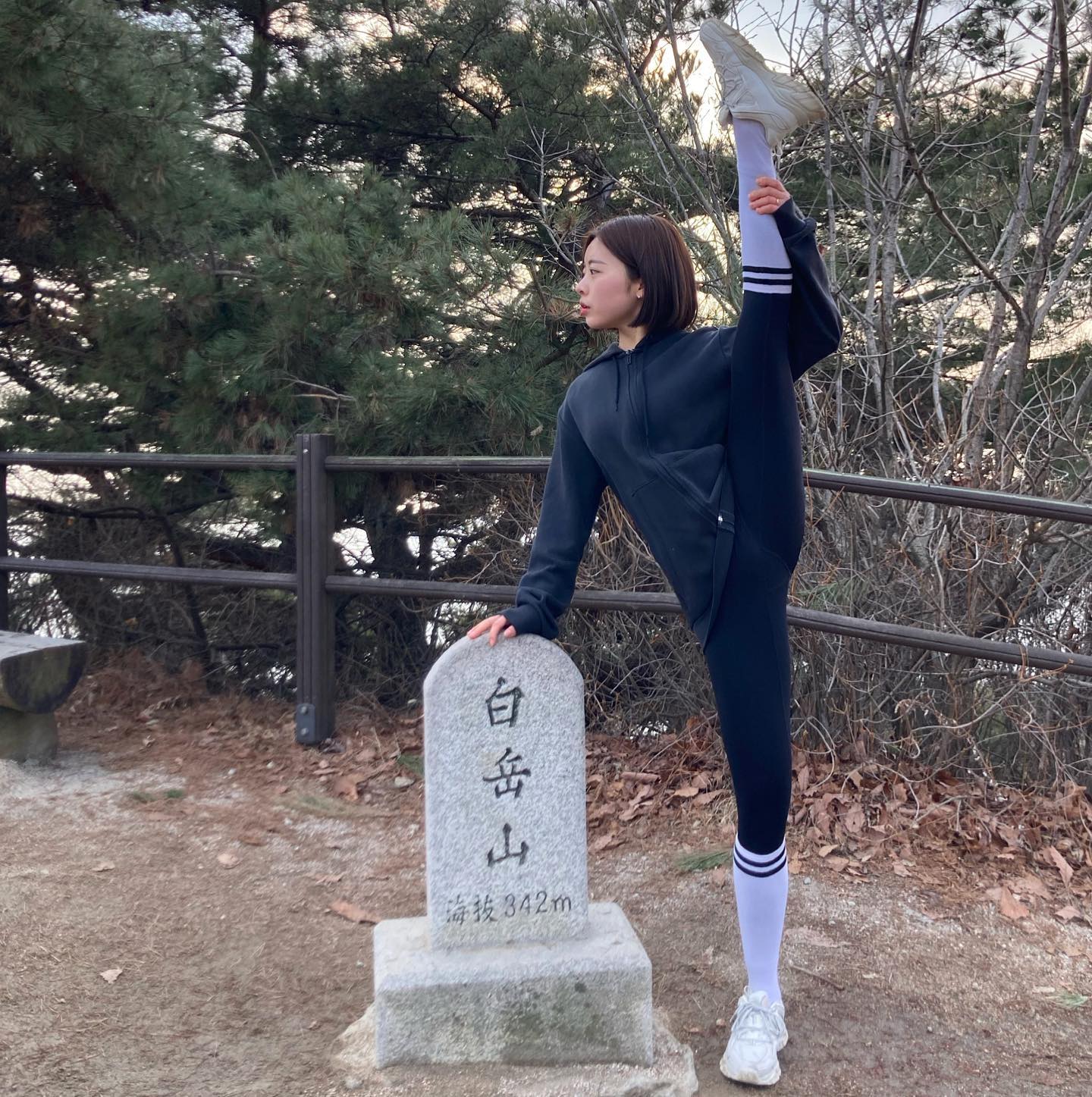 등산도장깨기 ᖰᙏ̤̫ᖳ

9번째⛰: 안국역 북악산
소요시간 : 왕복 2시간 15분

가는길 : 안국역 > 
삼청공원 방향 쭉 걷기
> 삼청안내소(북악산 개방 탐방로)
> 백악마루 > 북악산

점심에 뷔페에서 배터지게 
밥먹고 느긋하게 올라가는데
토할뻔 했습니다..
등산은 역시 공복에😇

그래도 길이 잘 되어있고
짧은 코스여서 추천!!

#다리찢기 #북악산 #백악마루 
#등산 #다음엔어디갈까