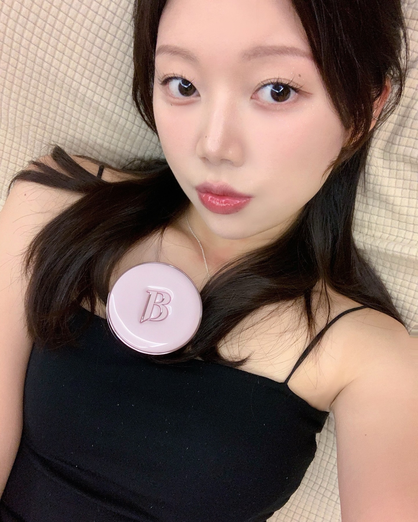 #AD #제품제공
banilaco_official 에서 오직 올리브영 단독 기획으로
말랑뽀짝 젤리 쿠션을 출시하였어요!🫶🏻
 
다가 올 가을, 겨울 속당김 없이 촉촉하고 매끈하게🫧
연출할 수 있는 #화이트쿠션모이스처 💗
기존 화이트 쿠션의 커버력과 지속력은 그대로

사랑스러운 핑크빛 컬러에 젤리같이 말랑한 디자인
너무 귀엽고 화이트 쿠션과 호환도 된다는 사실👻

화이트 쿠션 모이스처 #젤리에디션 은 9월 한달간!
오직 올리브영 단독 기획 세트로 만나볼 수 있어요
- 본품 + 리필 2개
- 정가 38,000원 29,600원(22%할인)

#바닐라코 커버리셔스는 믿고 쓰는 템이라
역대급 구성일 때 쟁이는게 이득🐶