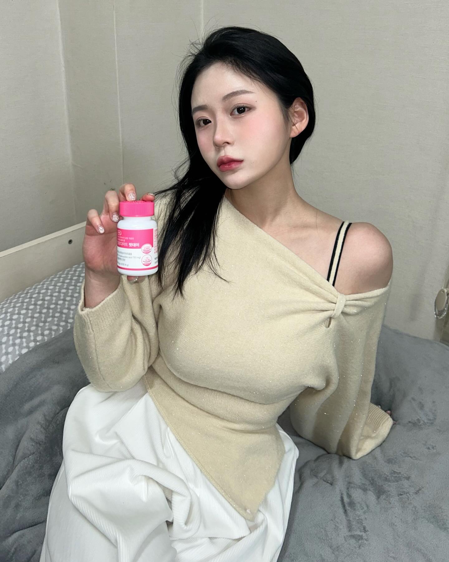 #협찬 헬로디어트 핏데이✨
hellodiet.official 
요즘 다이어트를 다시 시작했는데요!
여름 대비하려면 겨울부터 준비는 필수죠🎉
다이어트에 좋은 건강기능식품을 소개해 드리려고 합니다!

🥕보통 다이어트 약들은 크기가 커서 섭취가 불편하다는 큰 단점이 있잖아요?!
헬로디어트 핏데이는 알약 크기가 적기도 하고 물과 함께 간편하게 섭취가능하다는 점이 큰 장점이 있었어요 
🥕인증을 받았냐 안받았느냐의 차이는 천지 차이죠! 아무래도 우리 몸에 직접적으로 영향이 있다보니 믿음도 굉장히 중요할텐데요, GMP가 인증한 안정 시설에서 제조했다는 점&식약처가 인증한 기능성원료를 사용한다니 저도 믿고 섭취할 수 있었던 것 같습니다. 게다가 ✨프리미엄✨ 가르시니아 추출물이 들어있다구욧! ŏ̥̥̥̥םŏ̥̥̥̥ 
🥕저는 밥,면 등 탄수화물을 자주 섭취하는 편이에요ㅜㅜ 저처럼 과도한 탄수화물 섭취로 몸매가 걱정이 된다면! 피할 수 없는 모임&회식&데이트 자리가 있다면! 굶지않는 다이어트를 하고 싶다면! 정말 추천드려요!
🥕핏데이는 의약품이 아닌 건강기능식품으로 분류되기 때문에 적절한 식이요법과 다이어트를 병행하시면 더 큰 효과를 얻으실 수 있습니당 (灬╹ω╹灬) 

#헬로디어트 #핏데이 #다이어트 #다이어트보조제 #가르시니아 #다이어트그램