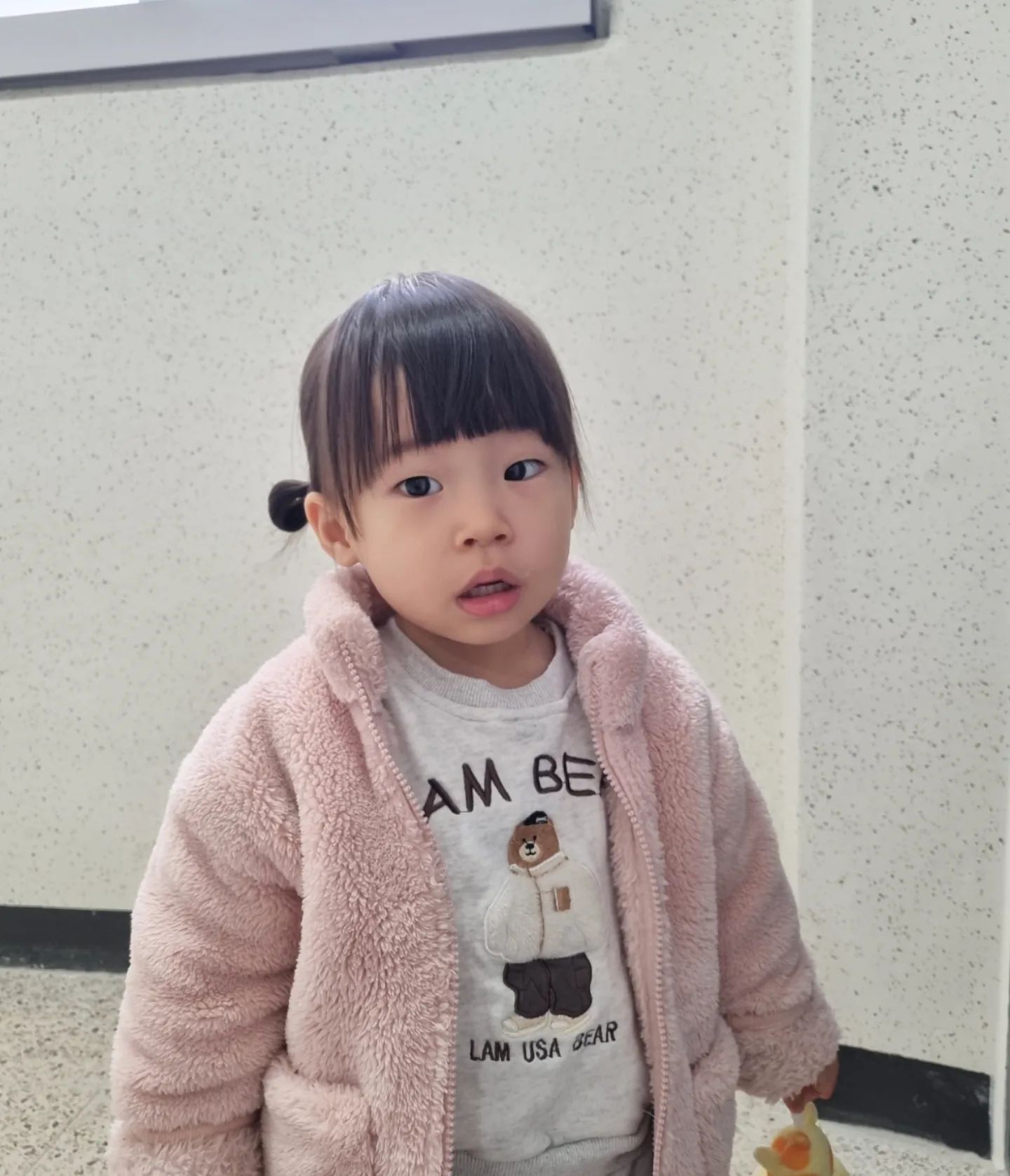 눈은 팅팅 부어가지고
가방은 왜 끌고가는거야ㅋㅋ