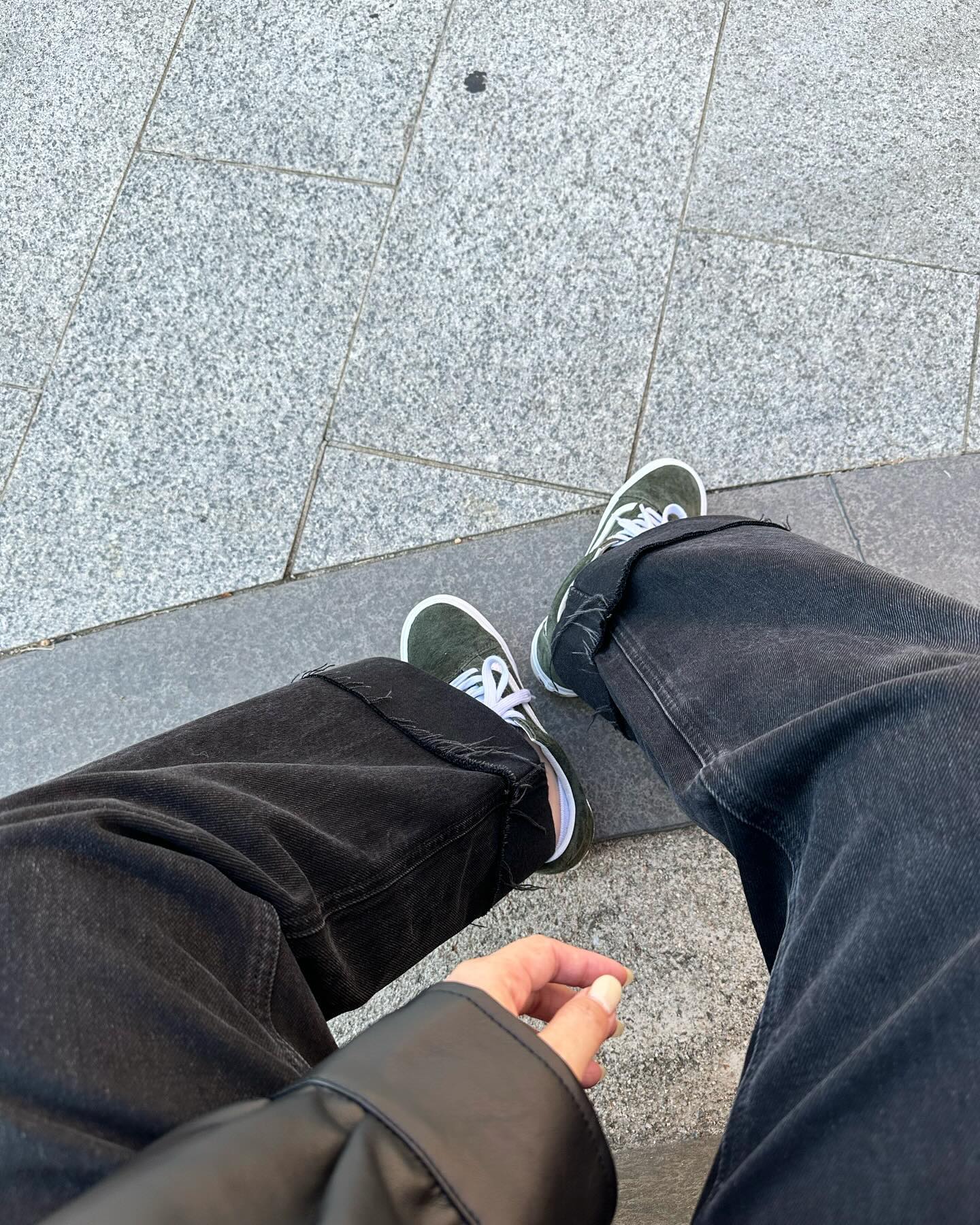🩶

가을 가을 자켓 좋아하는 나의 계절✨
심플한 출근룩 코디하고 기분좋게 시작(?)했던 어느날의 기록.

문득, 생각이 많아지는 요즘이다.
웃음이 많던 내가, 웃는 일이 많이 줄었다. 인생은 늘 쉽지 않다. 항상 내가 원하는 방향으로 살 수도 없다. 내가 생각했던 길이 정답이 아닐 수도 있고, 돌고 돌아서 갈 수도 있으며, 전혀 가보지 않았던 길로 갈 수도 있다. 사람도 마찬가지. 나는 나니까.

많이 느끼는건데 말에는 힘이 있어서 대화를 하다보면 그 사람의 인격을 들여다 볼 수 있다. 뭐, 결론은 남의 이야기 보다 진솔한 나의 이야기를 할 수 있는 그런 내가 되어야겠다. 

.
.
.
#데일리룩코디 #무신사 #무신사스냅 #출근룩 #비건레더자켓 #와이드팬츠코디 #키링 #코치가방 #반스올드스쿨 #통통녀코디 #다잘된다 #이언이박 #언미향미 #ootd #coach #vansoldskool #🩶