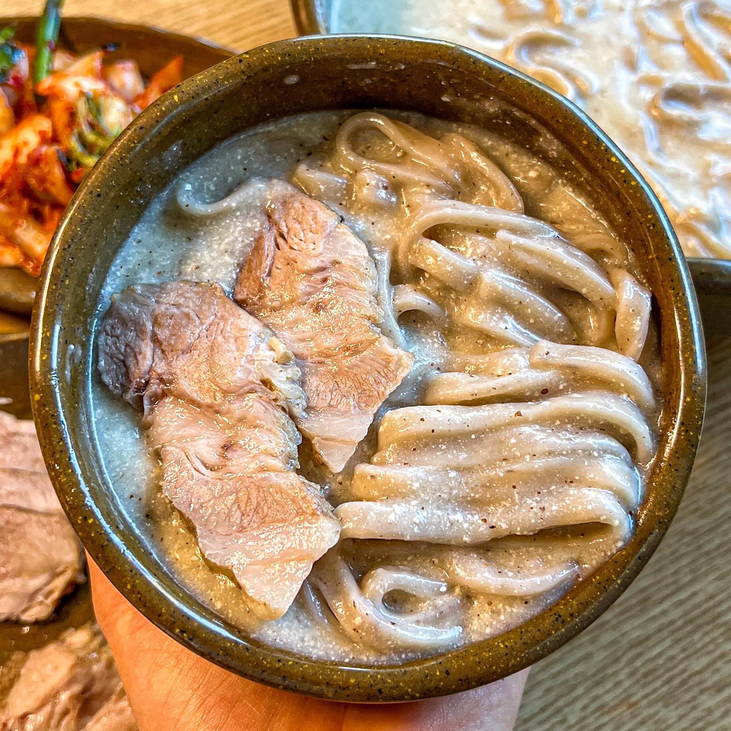 서울 들깨칼국수 하나로 원탑찍은 집
 
워낙 유명해서 칼국수 매니아라면 꼭 알고 가야하는 곳
단일메뉴#들깨칼국수 로 평일주말 내내 줄서먹는 맛집입니다
역근처도 아닌데 먼 곳에서 원정 올 정도로 오래된 찐 맛집ㅠ
 
저 사실 들깨칼국수 별로 안좋아하는데 여기는 찐 맛있어요,,
아침마다 갓볶은 들깨로 만든 육수가 꾸덕+부드러움이 미쳤어요
고소함이 진짜 말도안됨ㅠ 매콤한 겉절이 싸먹으면 최상조합임
 
만원하는 칼국수 하나 시키면 보리밥+보쌈까지 내어지니
이만한 가성비도 없습니다.. 맛있는데 가격까지 완벽갓벽
보리밥에 콩나물무생채 얹어 슥 비벼먹으면 식욕 싹 올라오고ㅠ
살코기와 지방이 적절하게 오른 수육도 진짜 나 울엉ㅠ
 
감자피로 만든 쫀득쫀득 만두도 서운하지않게 맛있습니다
들깨러버는 물론, 안좋아했던 사람도 반하게된다는 맛집임
 
 
🏷 엘림들깨수제비칼국수
🏷 영업시간 11:30~21:00 (브레이크타임 15:30~17:00)
🏷 매주 일요일 휴무❌
🏷 서울 강북구 수유동 521-20
🏷 들깨칼국수 10,000 만두 6,000
 
#강북구맛집 #강북맛집 #수유동맛집 #가오리역맛집 #서울칼국수맛집 #들깨칼국수 #엘림들깨칼국수 #솜솜_수유 #솜픽