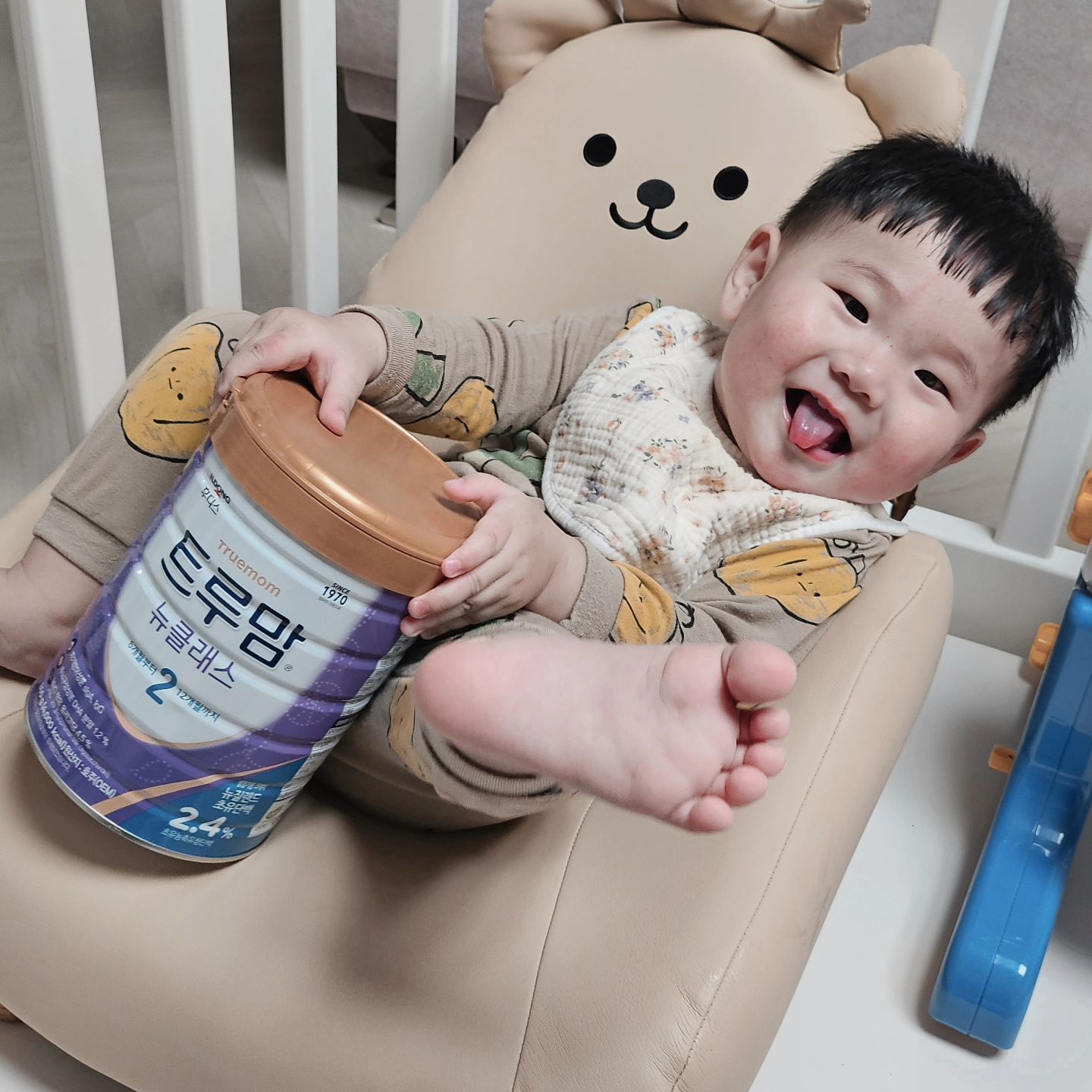 #광고
제품제공 foodis_truemom 

우리 밤빵이 일동후디스 유산균 비오타민플러스를 시작으로
냠냠 맘마도 일동후디스 트루맘 먹고 있어요.

엄마맘을 잘 아는 건…… 역시 트루맘 ❤

낙농선진국 호주에서 자란 건강한 젖소의 원유와
엄마의 마음으로 완성되었답니다.

두뇌구성성분 DHA와 ARA(아라키돈산)을
120mg(100mg당) 1:1로 배합
아기 장의 대표 유익균인 비피더스 균을 위해
HMO함유 올리고당을 배합
여기에 초유단백질과 갈락토올리고당, 프락토올리고당 등~
아기 성장에 꼭 필요한 성분으로 구성되었어요.

아기와 엄마를 생각해 만든 분유, 일동후디스 트루맘 💛

후디스몰을 통해 다양한 제품을
집에서 간편하게 구매 할 수 있어요!!
분유로 유명한 회사 일동후디스! 저는 트루맘 먹이고 있어요 😊

트루맘 인스타그램에서 진행 중인 
💗트루맘 챌린지💗도 참여해 보세요
100만원 상당의 경품도 가득하고 
나만 보기 너무 아까운 아이들의
귀엽고 재미난 모든 순간 공유하고
해시태그와 함께 브랜드 계정 태그하면 참여 완료!
간단하게 참여하고 육아 고민 덜어줄 선물도 받아보세요! 💜

#분유 #분유고르는법 #신생아분유추천 #출산준비물
#트루맘분유 #후디스트루맘 #일동후디스트루맘 #트루맘리뉴얼