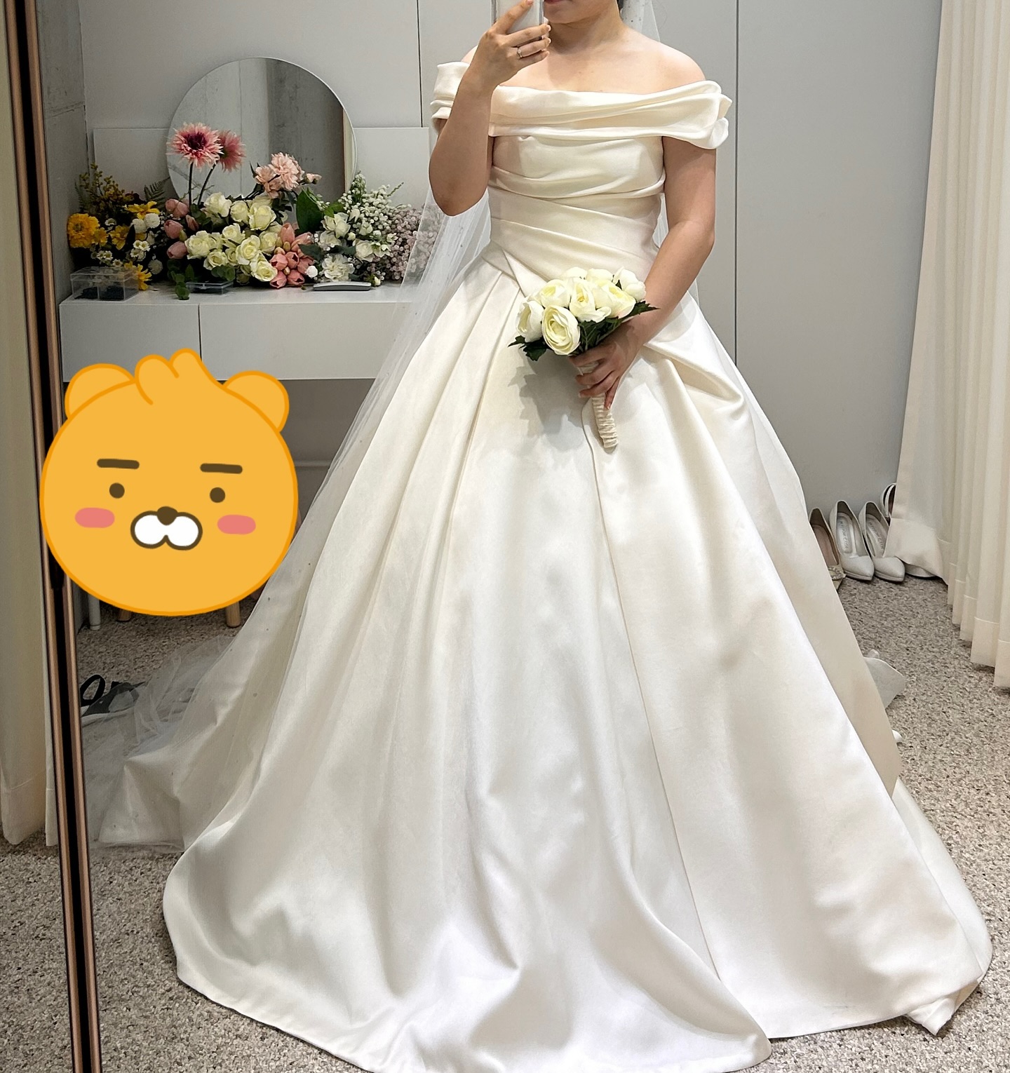 몸이 여리여리해진다고 많이들 칭찬해주신 드레스🫶🏻
.
.
#결혼준비 는 direct.wedding #다이렉트결혼준비 카페
#최초가입 시 #추천인코드 #코알랄 입력하세요!
#메종클로이 #드레스 #실크맛집 인정,,❤️
