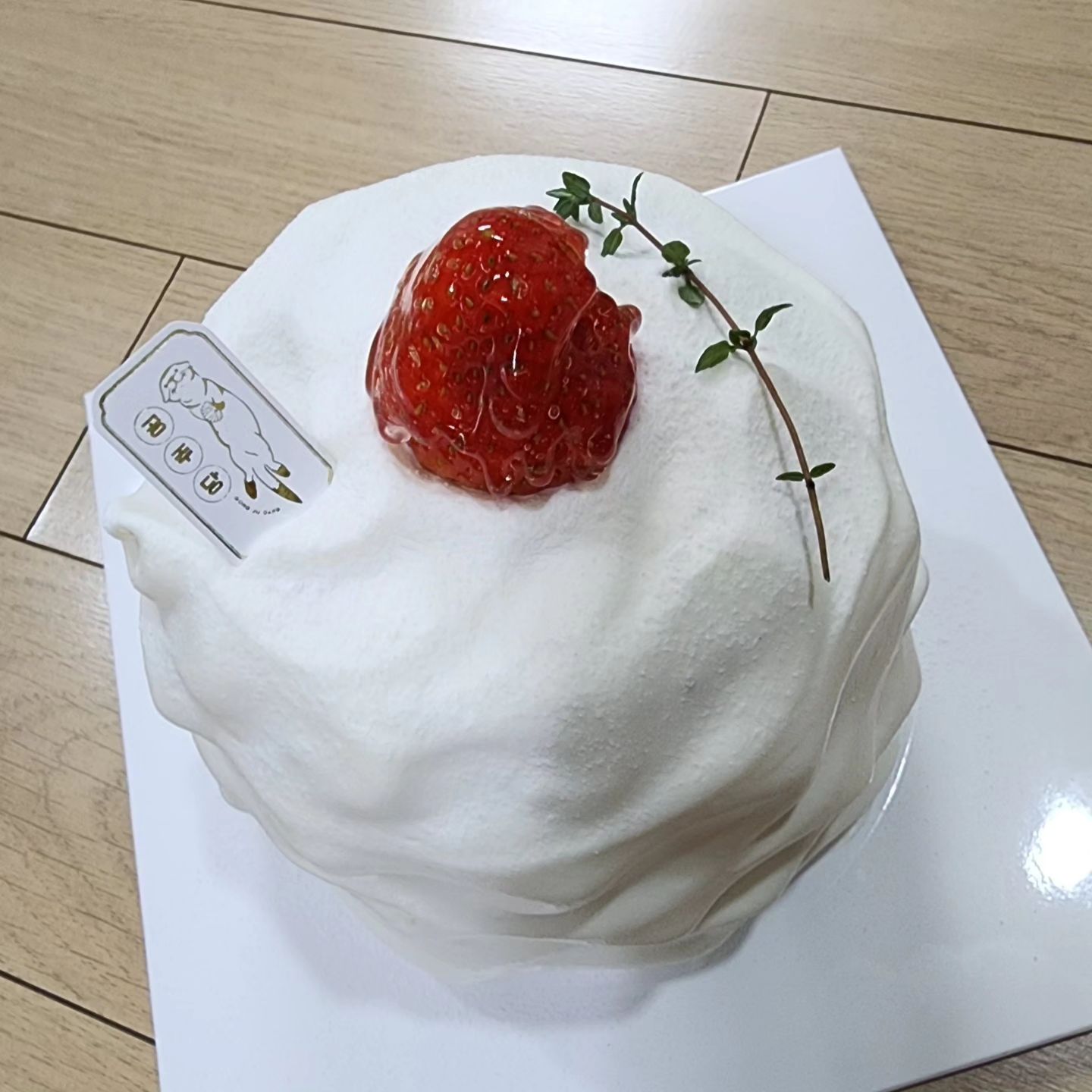 협찬) 딸기케이크, 슈톨렌은 여기지🌲

✔️딸기케이크 맛있어용~!🍓
딸기도 많이 들어가있고 하나도 안느끼해!
이번 크리스마스 케이크 구매 여기서 어떠세요?🙂
저는 완전 만족해서 또 갈거예요ㅋ 

✔️크리스마스에 슈톨렌도 많이 먹잖아욧
여기 슈톨렌도 맛집이예요!👍🏻택배도 가능하대요ㅋ
안드셔보신분들 은근 많던데 여기서 입문해보세요!

✔️복숭아크림빵 엄빠랑 재원이 셋 다 맛있다고 했어요🍑

사진엔 없지만 빵 3가지 더 사 먹었는데 다 괜찮았어요!
빵순이, 빵돌이들 크리스마스연휴 금,토,일,월 
시내 많이갈텐데 #공주당 여기 꼭 들려보세융😉 

#대구딸기케이크 #대구크리스마스케이크 #대구케이크 #동성로케이크 #반월당케이크 #대구빵집 #동성로빵집 #대구슈톨렌 #슈톨렌 #크리스마스선물 #연말파티