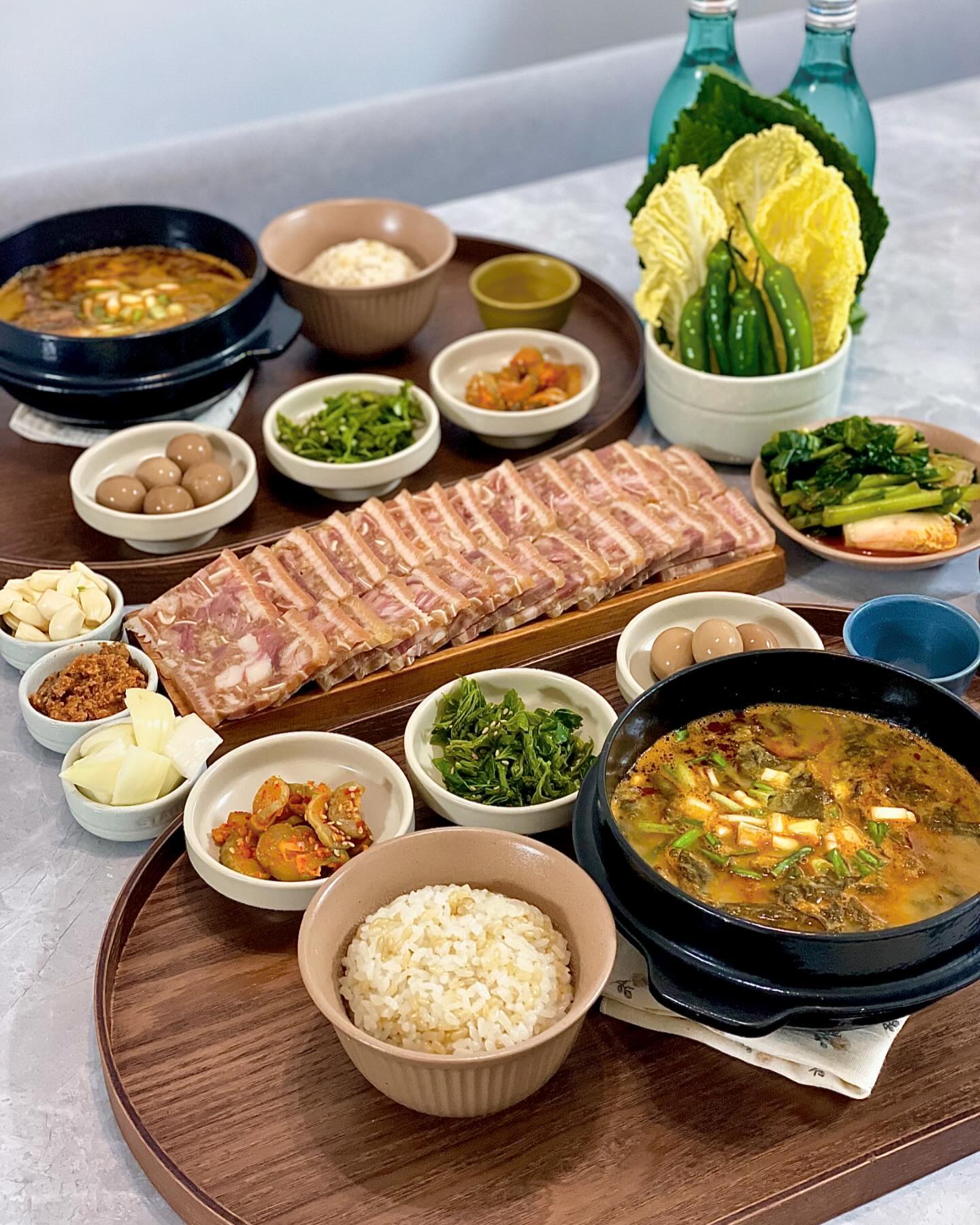 #협찬 #제품제공
🏷️ himnarafnb 

쉬는동안 여행 다녀오고 바쁘게 지냈더니 연휴.. 더 힘드네🥲

오랜만에 몸보신 하기 위해 꺼내든 비장의 메뉴 추 어 탕 🤍
추어탕을 음청 좋아하는 저희 부부지만 추어탕을 만들어 먹을 자신은 없고 가끔 사먹었는데 추어탕이 밀키트가 있더라구요..🤎

100% 국내산 미꾸라지와 국내산 농산물을 사용하기 때문에 믿고 먹을 수 있는 “ 백세거뜬 추어탕 ” 

뚝배기에 뜨-끈하게 팔팔 끓여서 1인 1뚝배기🤓
국물이 진짜 찐하고 깊어서 호로록- 밥 말아 먹으니 몸에 피가 도는 이 느낌..
편육도 썰어 담아서 사이드로 즐겨줬는데 아주 찰떡 조합이였어요 (술을 부르는 몸보신 조합💚)
행복한 주말 저녁 술 한잔 챱
두봉지 했더니 양도 낭낭해서 다음날 해장으로까지 완벽하게 즐겼어요

깊고 찐한 국물이 추어탕 명가 느낌 + 깔끔한 포장까지 맘에 쏙👍🏻
들깨가루와 제피가루도 들어있어 기호따라 넣어 먹을 수 있어요
칼칼하게 청양고추 송송 넣어 먹으면 더 맛도리..♥️

오늘의 꿀조합🍽️
-
#추어탕 #편육